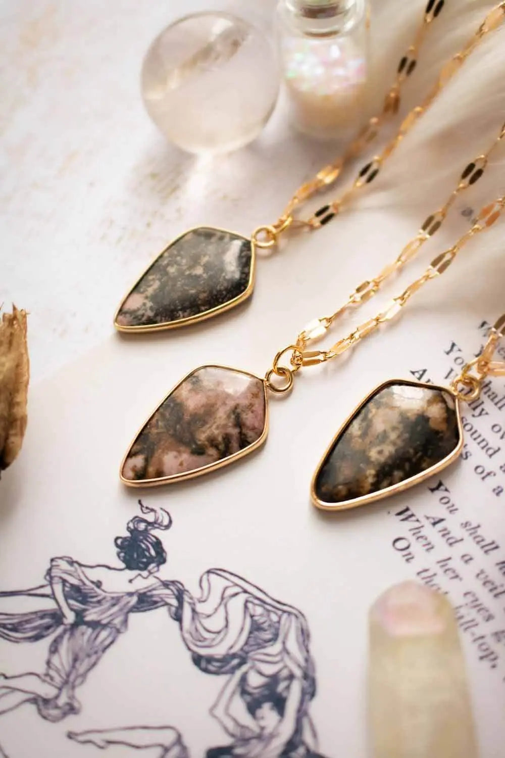 Pendentif Rhodonite Brandi chaîne en laiton doré lunamanashop