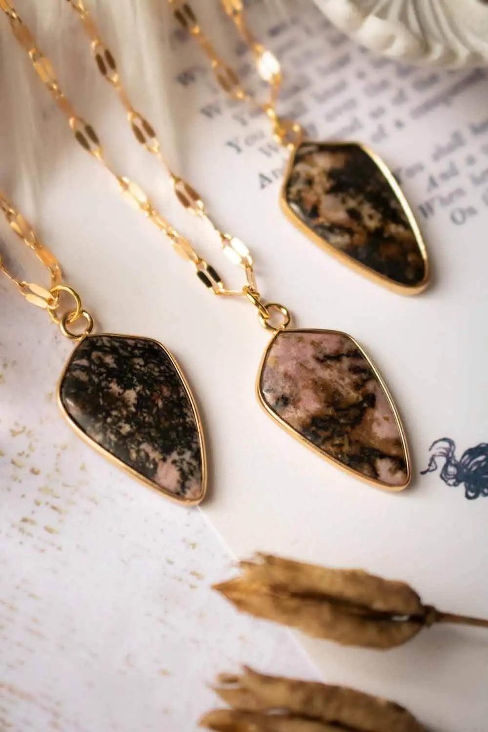 Pendentif Rhodonite Brandi chaîne en laiton doré lunamanashop