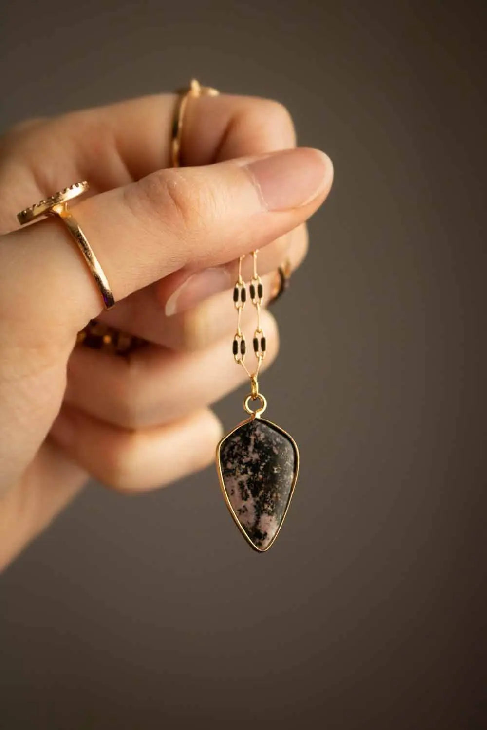 Pendentif Rhodonite Brandi chaîne en laiton doré lunamanashop