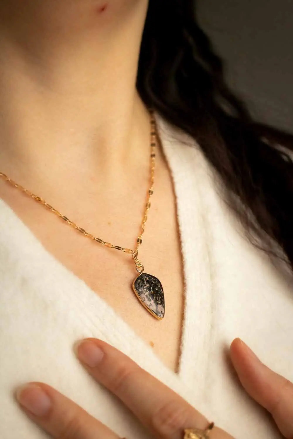 Pendentif Rhodonite Brandi chaîne en laiton doré lunamanashop