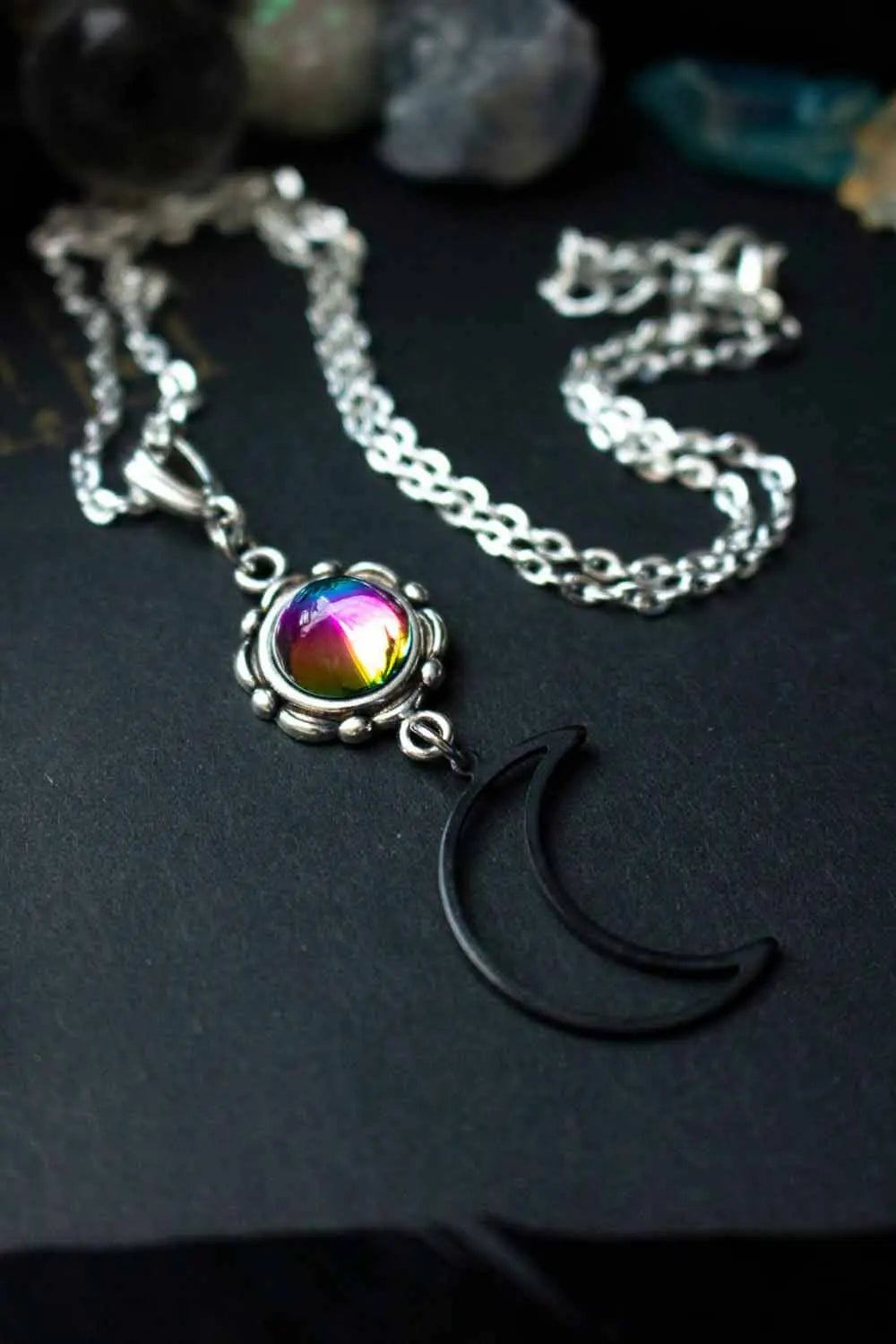 Pendentif Sombrelune arc en ciel avec breloque et chaîne argentée lunamanashop