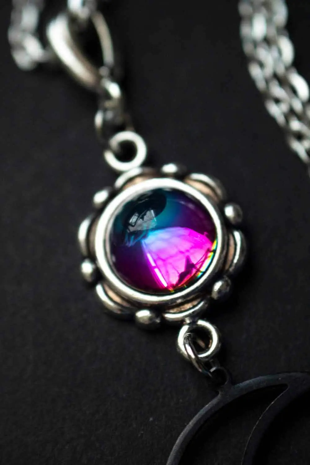 Pendentif Sombrelune arc en ciel avec breloque et chaîne argentée lunamanashop