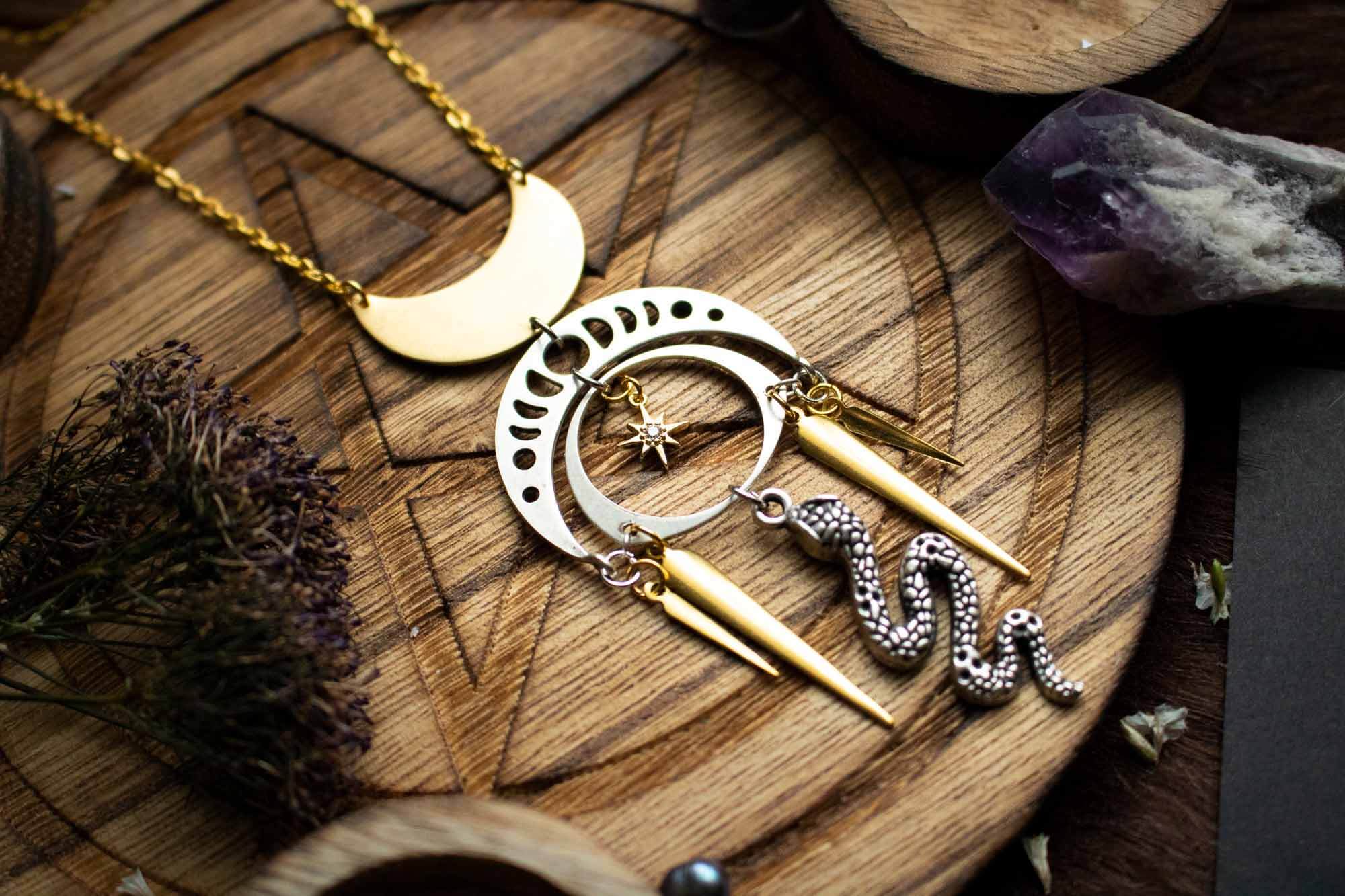 Pendentif Thazhath doré avec lune et serpent argenté lunamanashop