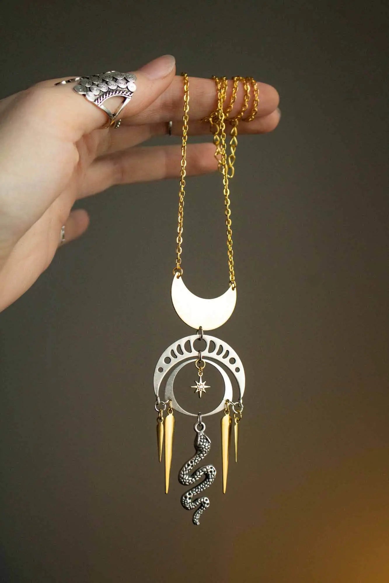 Pendentif Thazhath doré avec lune et serpent argenté lunamanashop