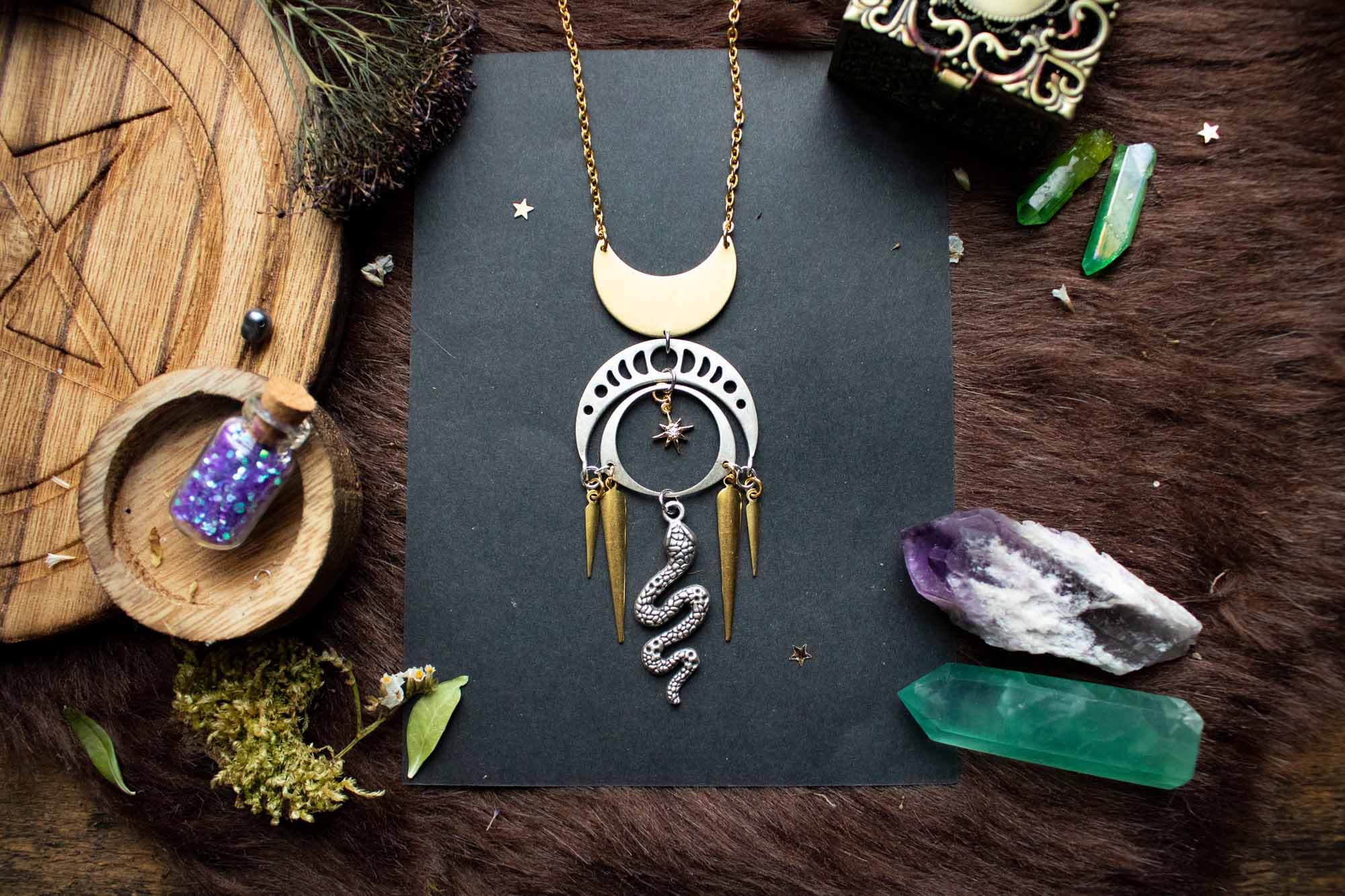 Pendentif Thazhath doré avec lune et serpent argenté lunamanashop