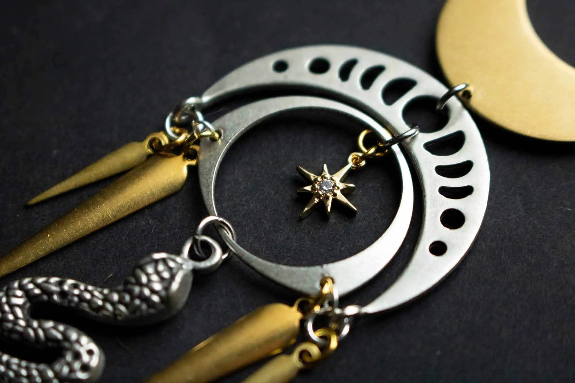 Pendentif Thazhath doré avec lune et serpent argenté lunamanashop