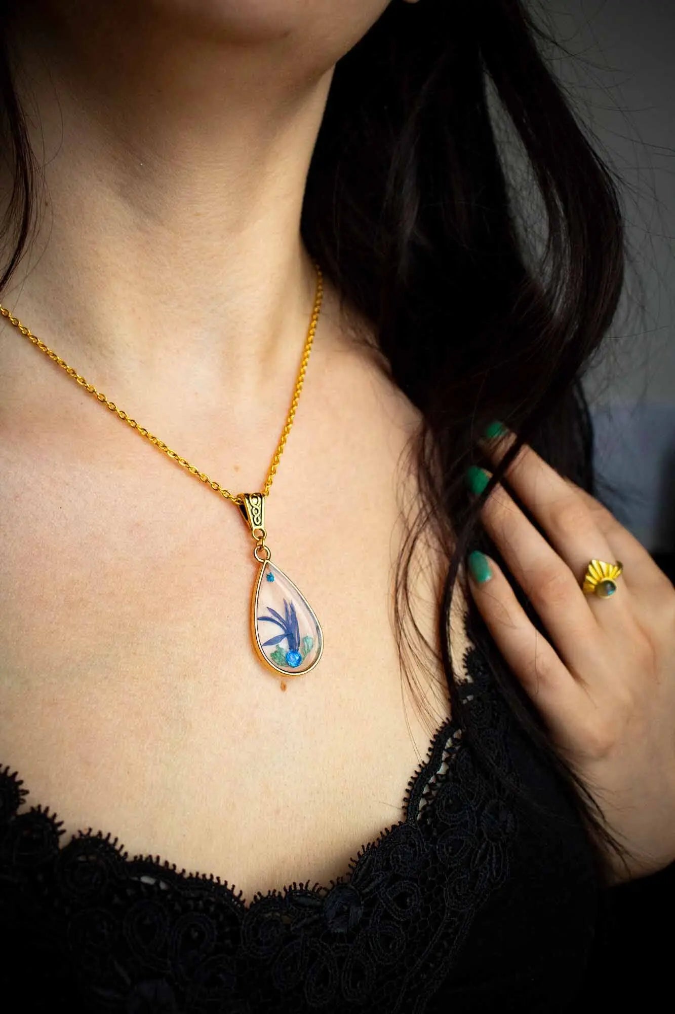 Pendentif Vaccinium en forme de goutte avec fleur séchée lunamanashop