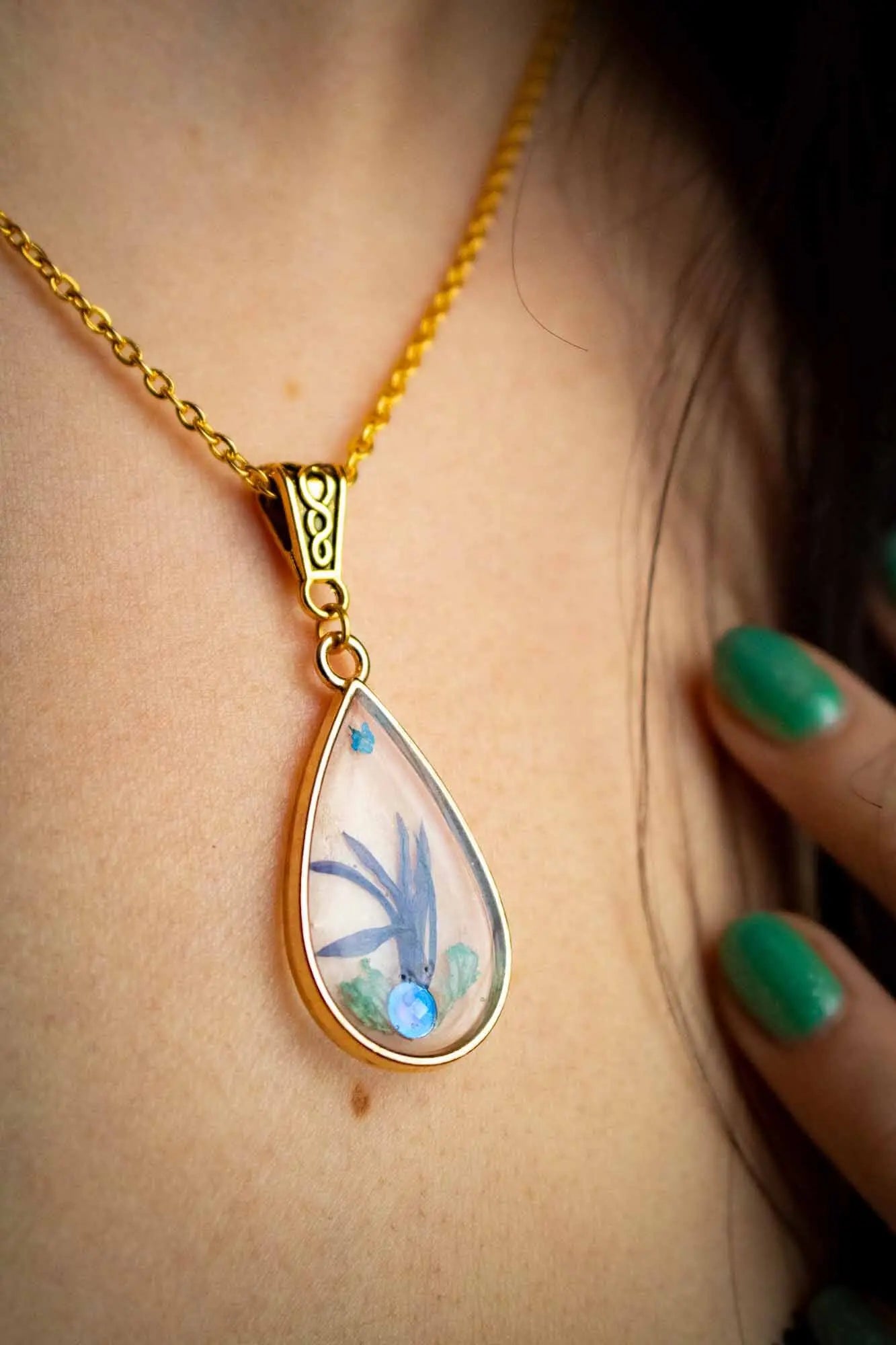 Pendentif Vaccinium en forme de goutte avec fleur séchée lunamanashop