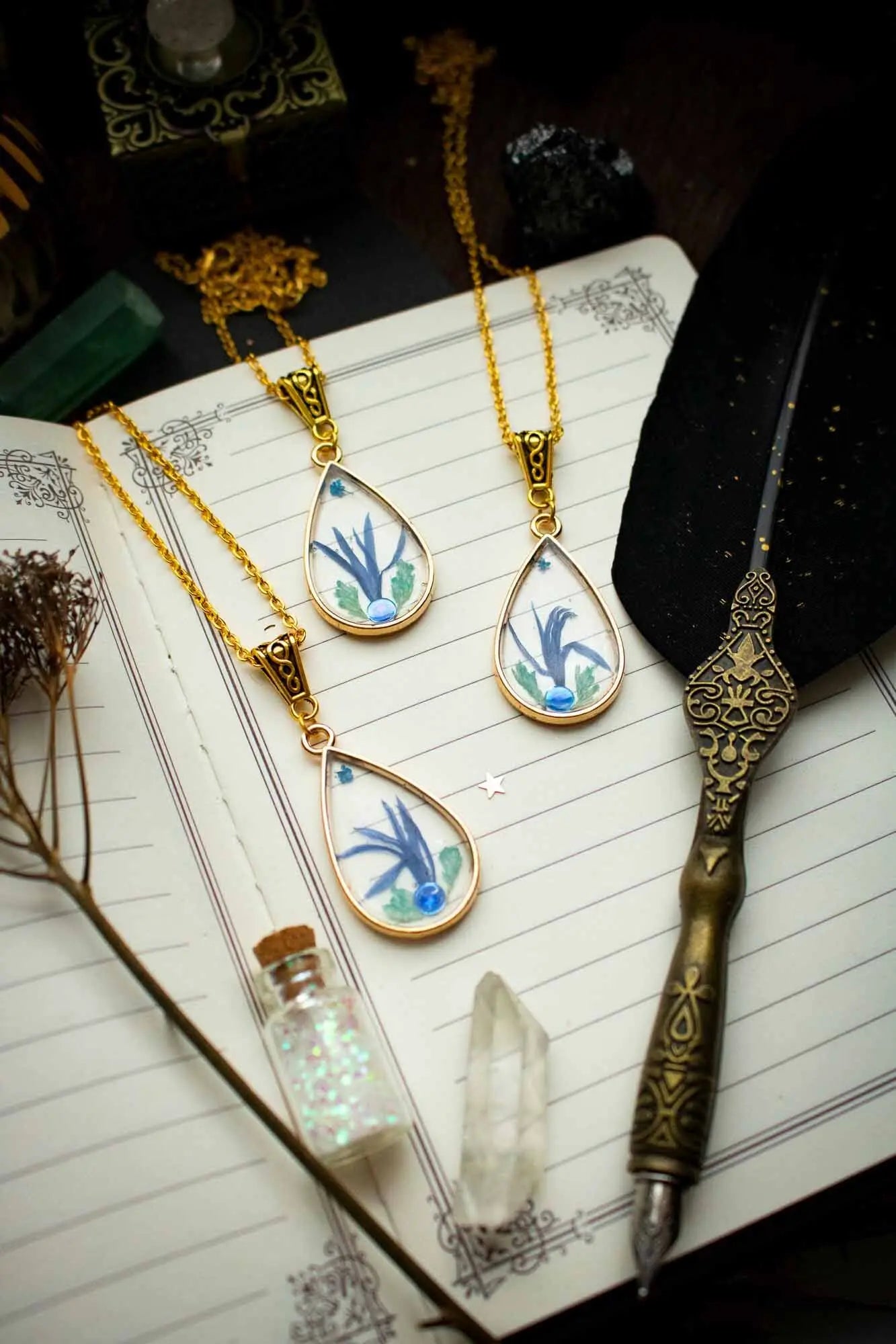 Pendentif Vaccinium en forme de goutte avec fleur séchée lunamanashop