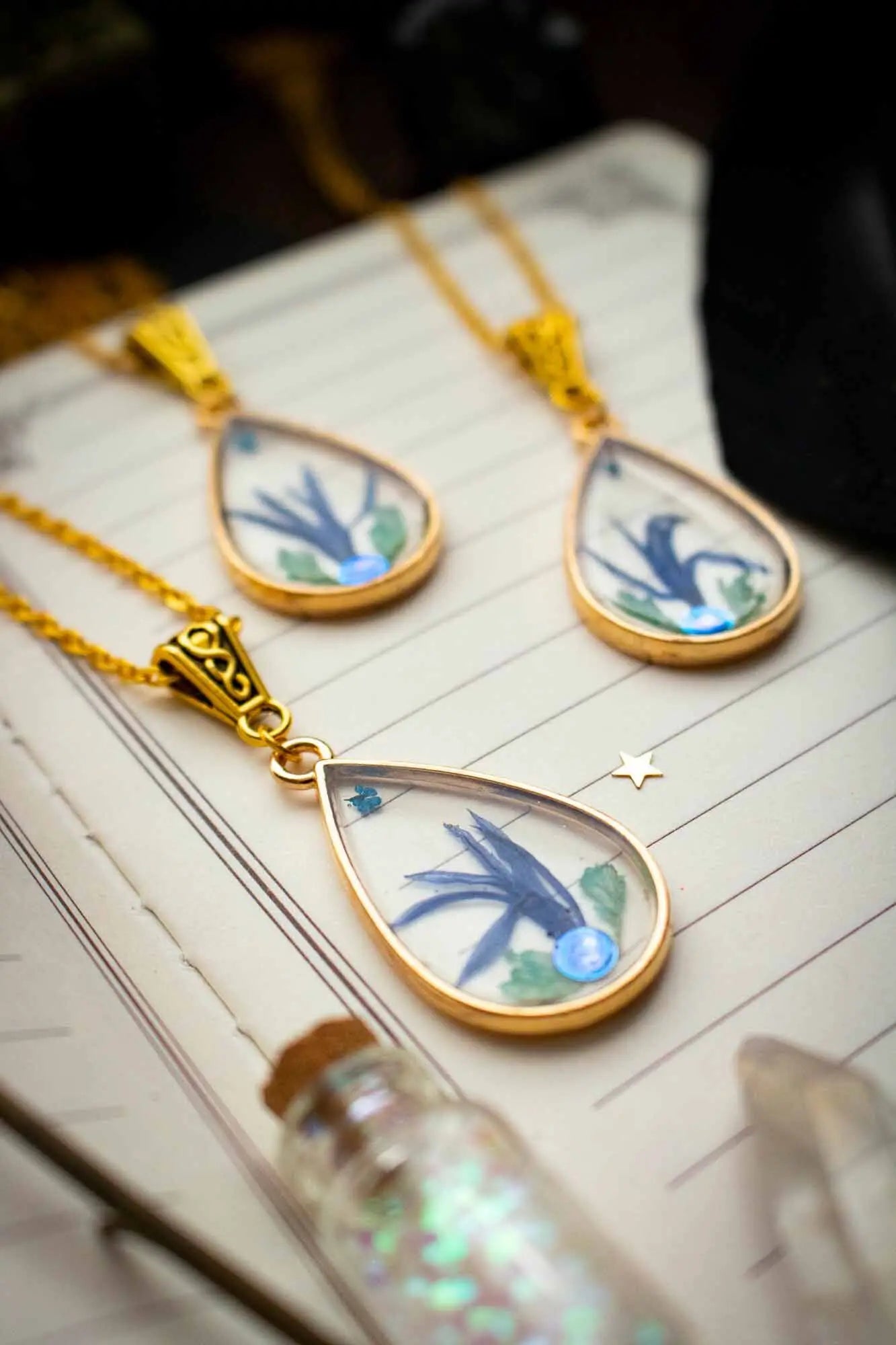 Pendentif Vaccinium en forme de goutte avec fleur séchée lunamanashop