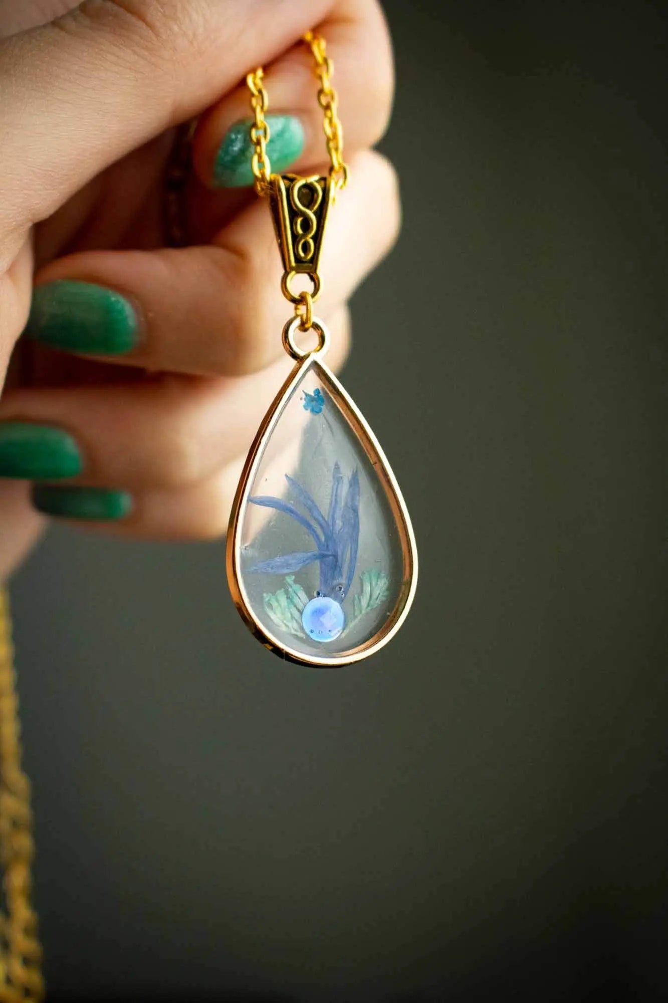 Pendentif Vaccinium en forme de goutte avec fleur séchée lunamanashop