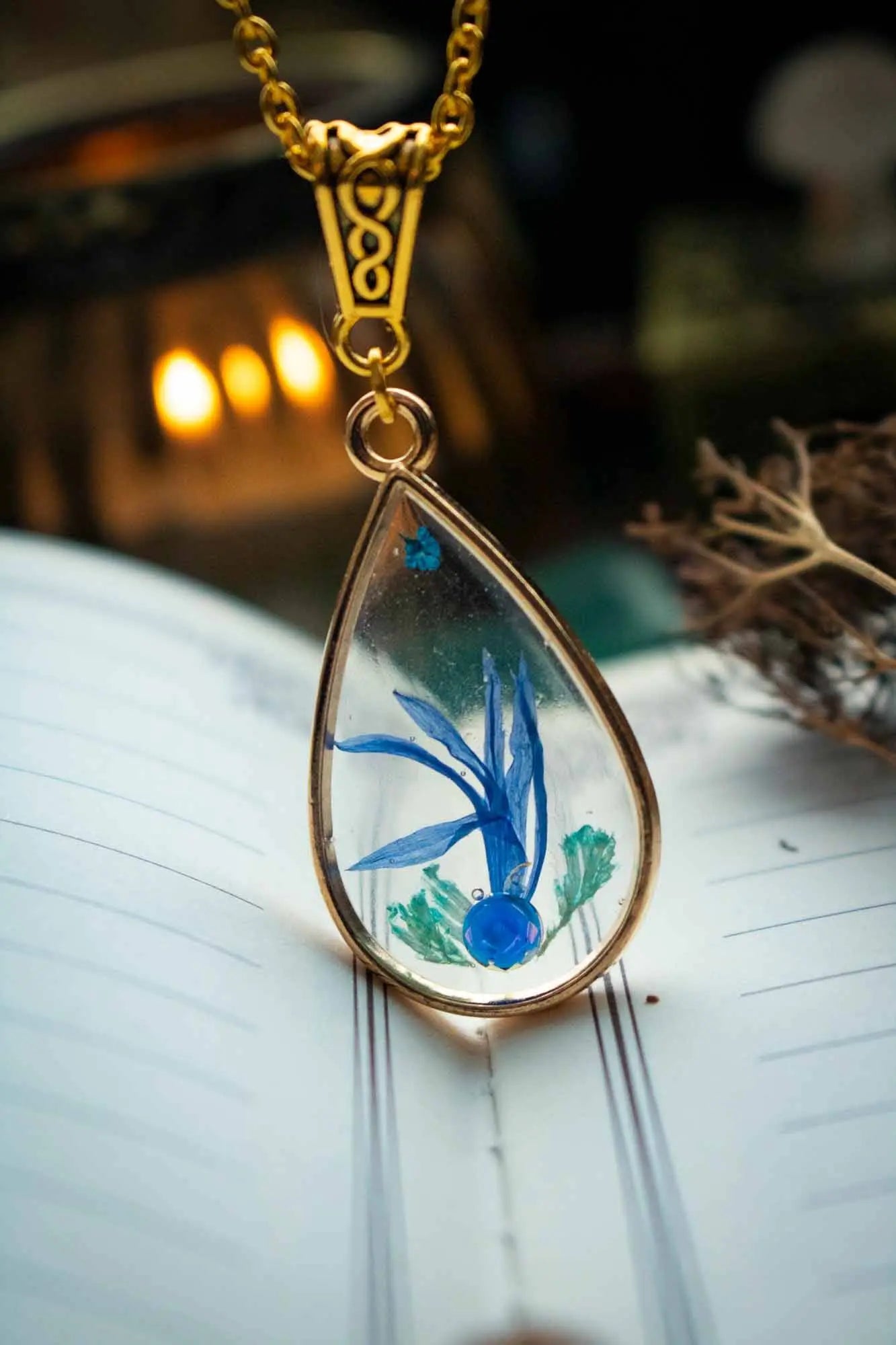 Pendentif Vaccinium en forme de goutte avec fleur séchée lunamanashop