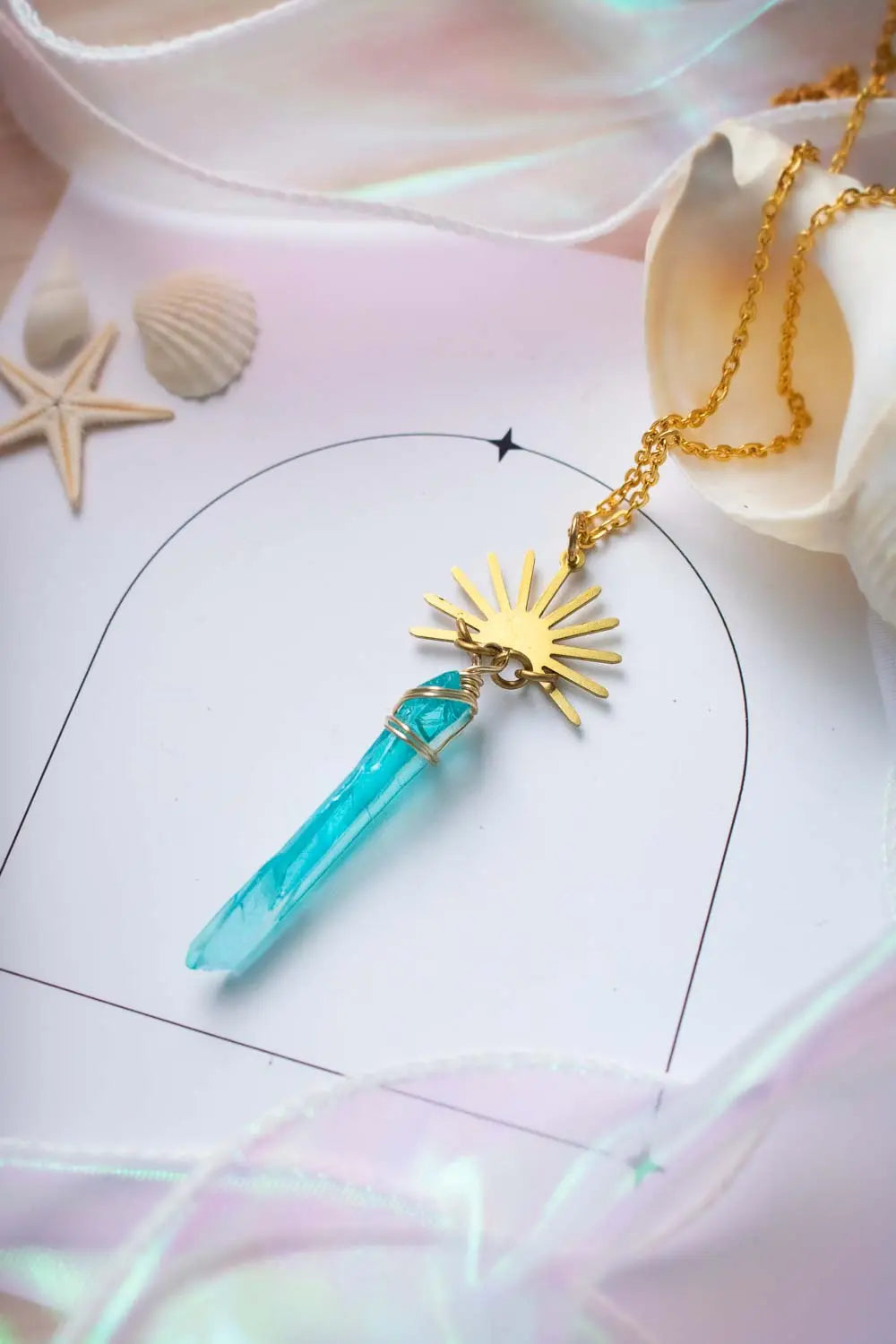 Pendentif Aurore céleste - Cristal de quartz bleu et soleil doré lunamanashop