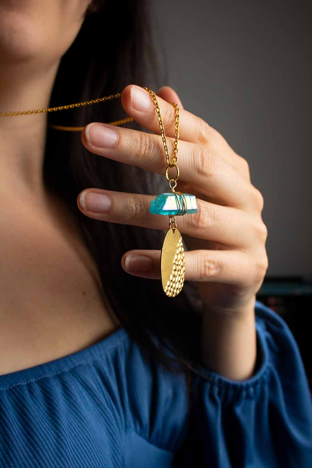 Pendentif Éclat primordial - Quartz bleuté et laiton martelé lunamanashop