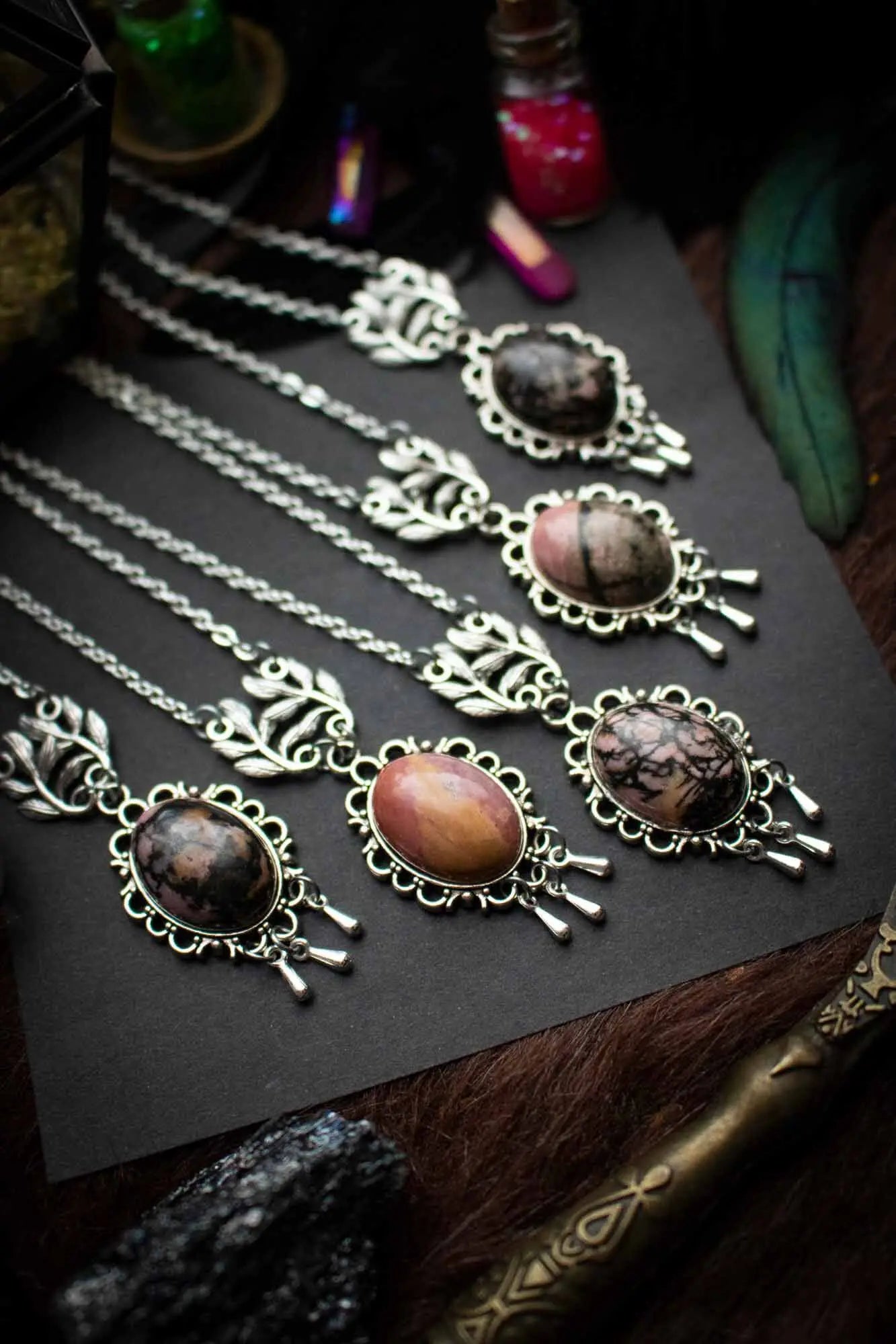 Pendentif ancien Douceur figée en Rhodonite rose et noire lunamanashop