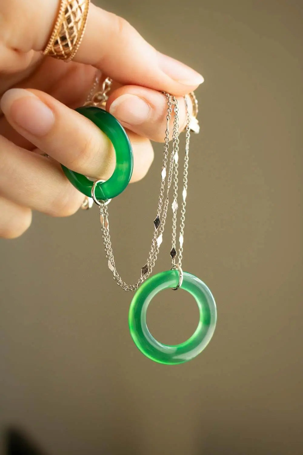 Pendentif anneau en Agate verte Irenaet chaîne en laiton argenté lunamanashop