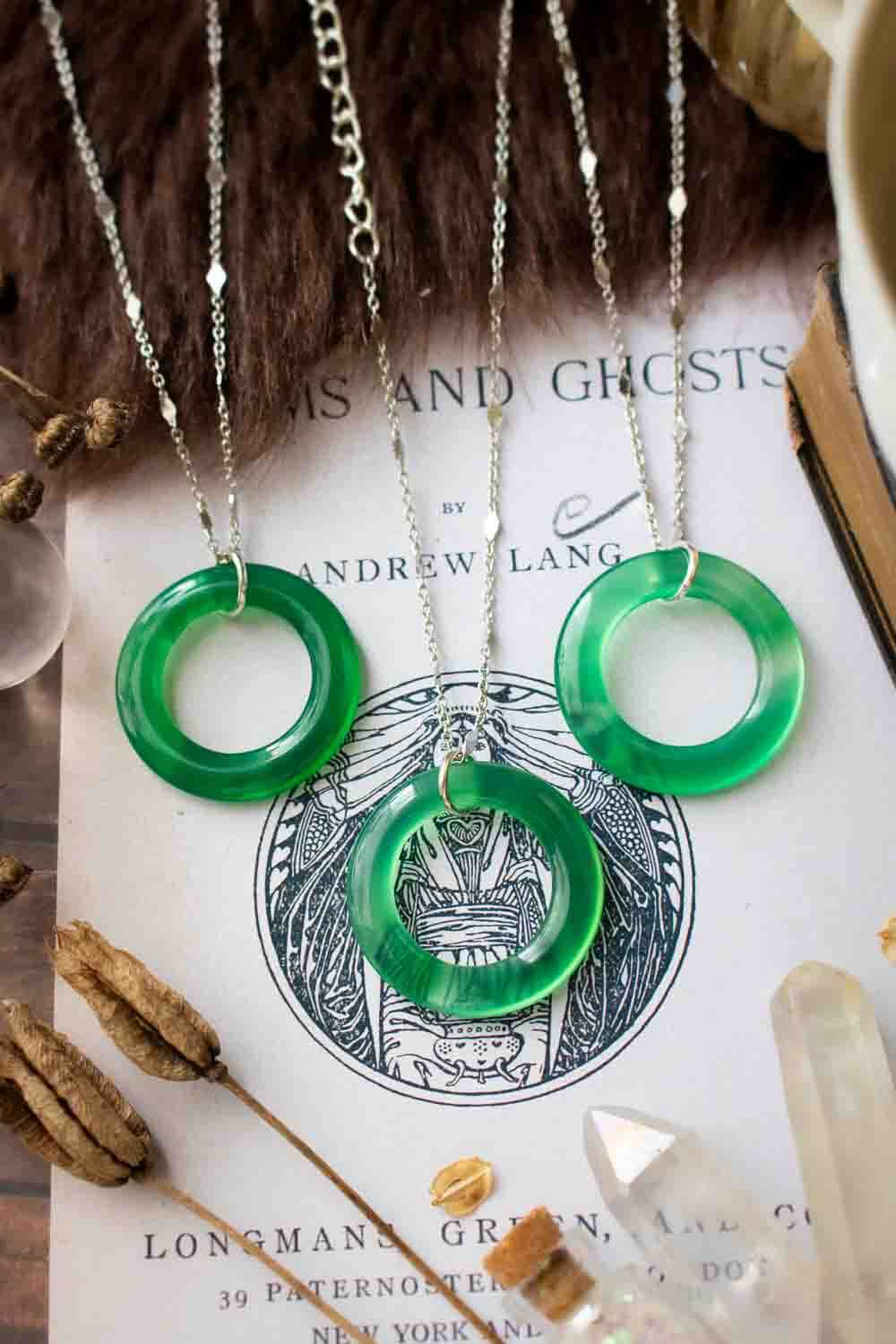 Pendentif anneau en Agate verte Irenaet chaîne en laiton argenté lunamanashop