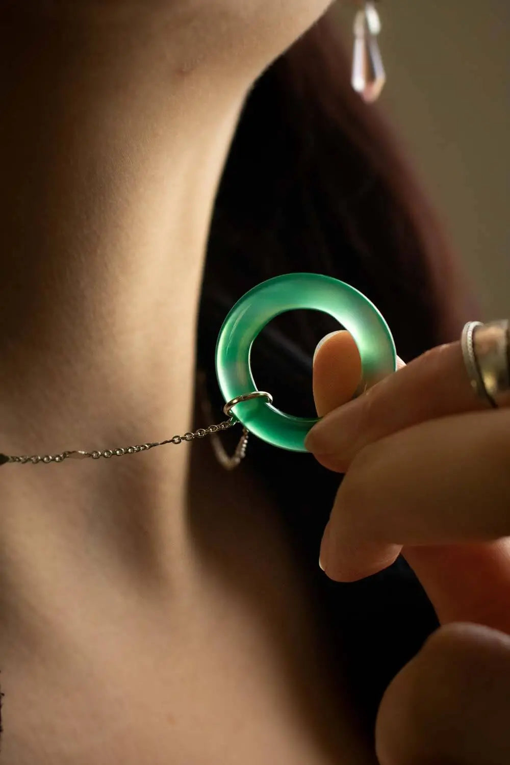 Pendentif anneau en Agate verte Irenaet chaîne en laiton argenté lunamanashop