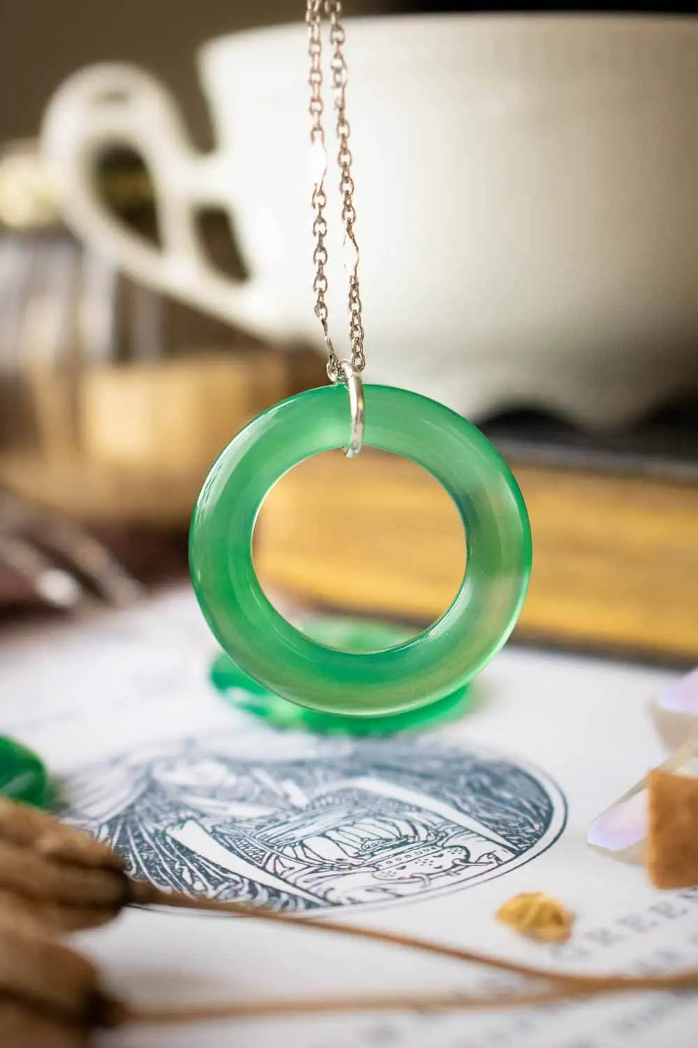 Pendentif anneau en Agate verte Irenaet chaîne en laiton argenté lunamanashop