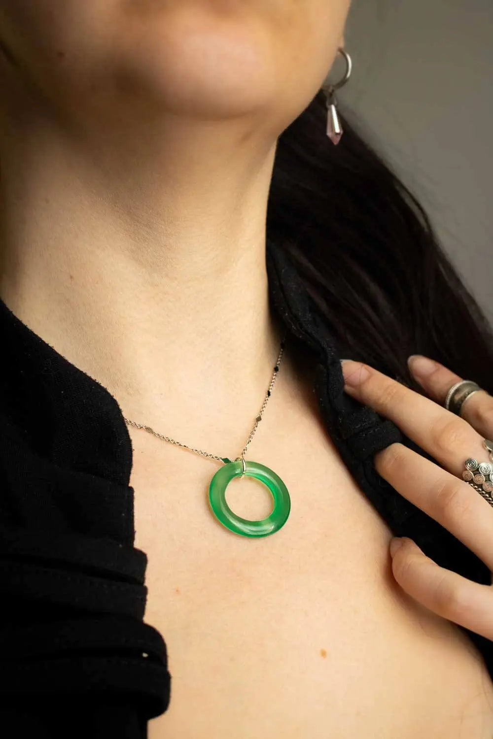 Pendentif anneau en Agate verte Irenaet chaîne en laiton argenté lunamanashop