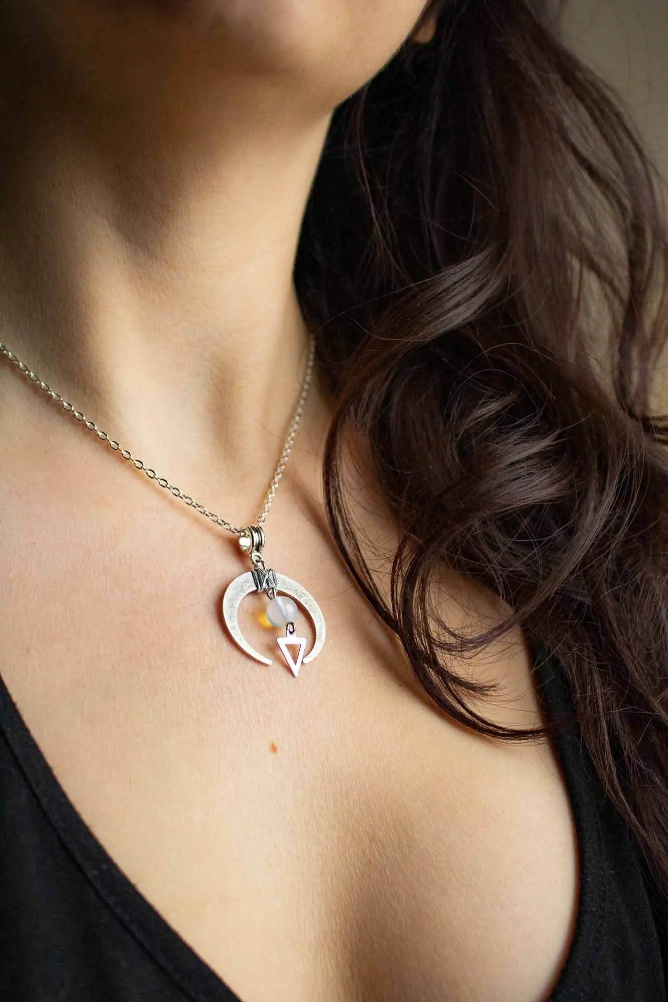 Pendentif argenté croissante de Lune et Opaline lunamanashop