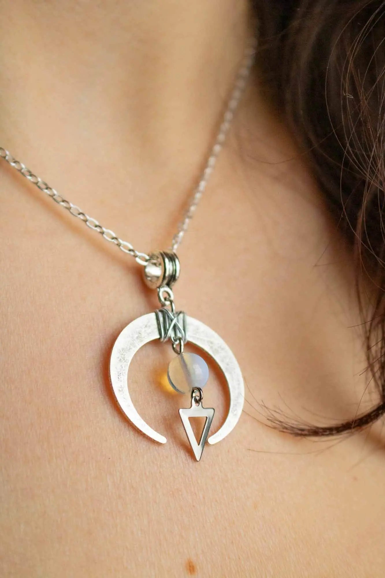 Pendentif argenté croissante de Lune et Opaline lunamanashop