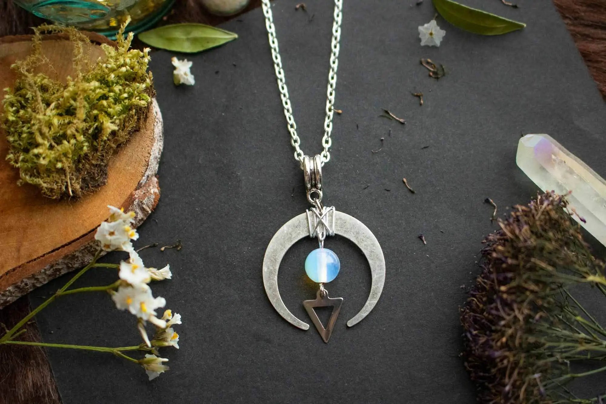 Pendentif argenté croissante de Lune et Opaline lunamanashop