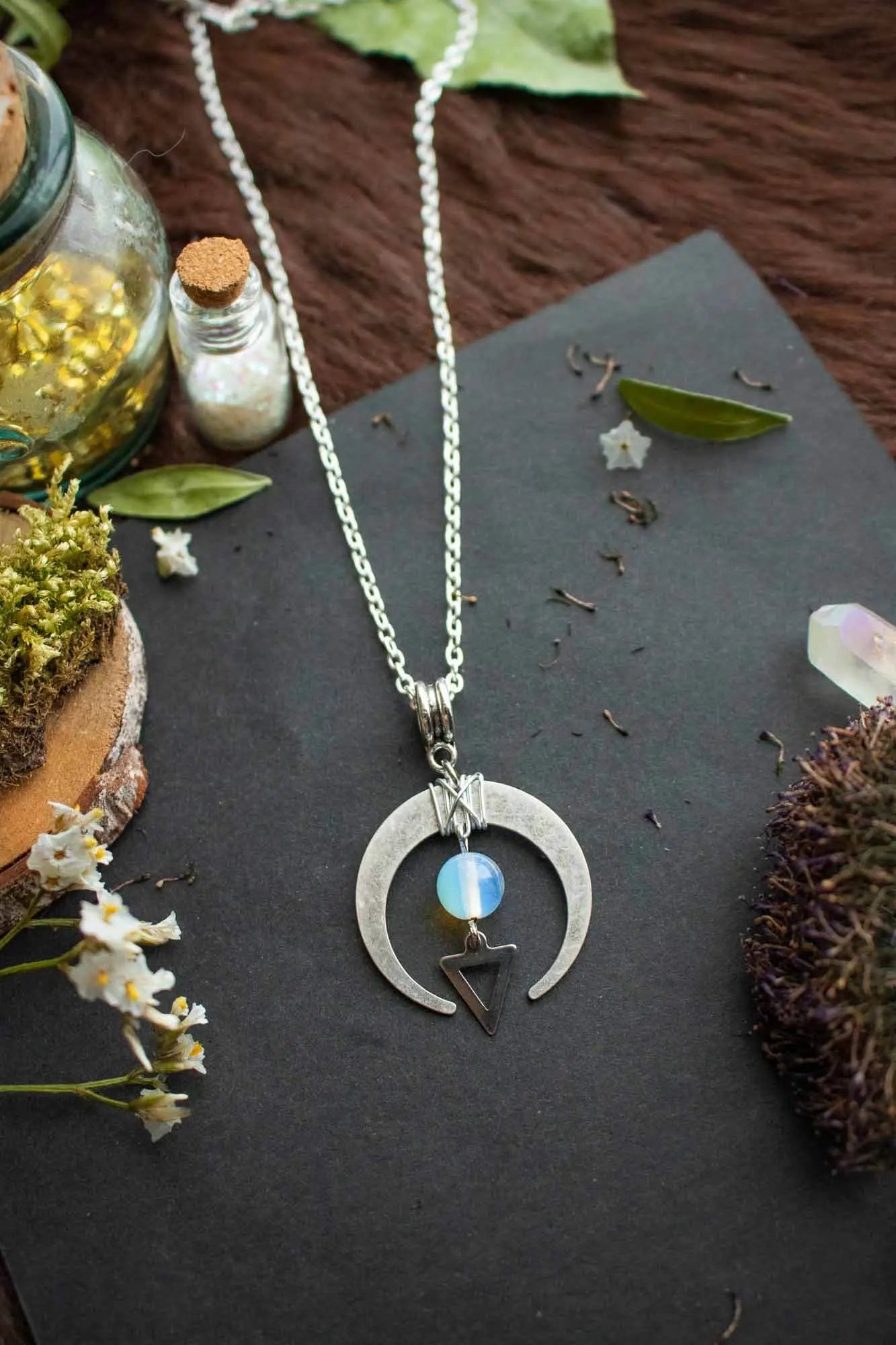 Pendentif argenté croissante de Lune et Opaline lunamanashop