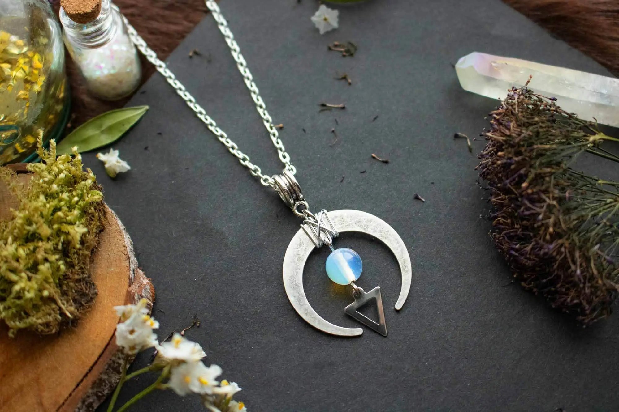 Pendentif argenté croissante de Lune et Opaline lunamanashop