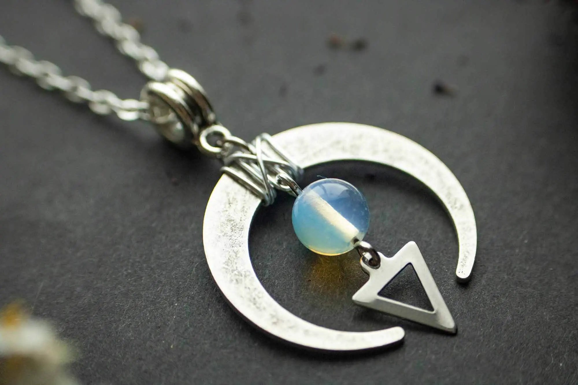 Pendentif argenté croissante de Lune et Opaline lunamanashop