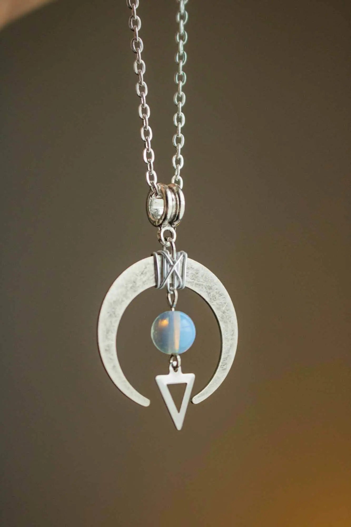 Pendentif argenté croissante de Lune et Opaline lunamanashop