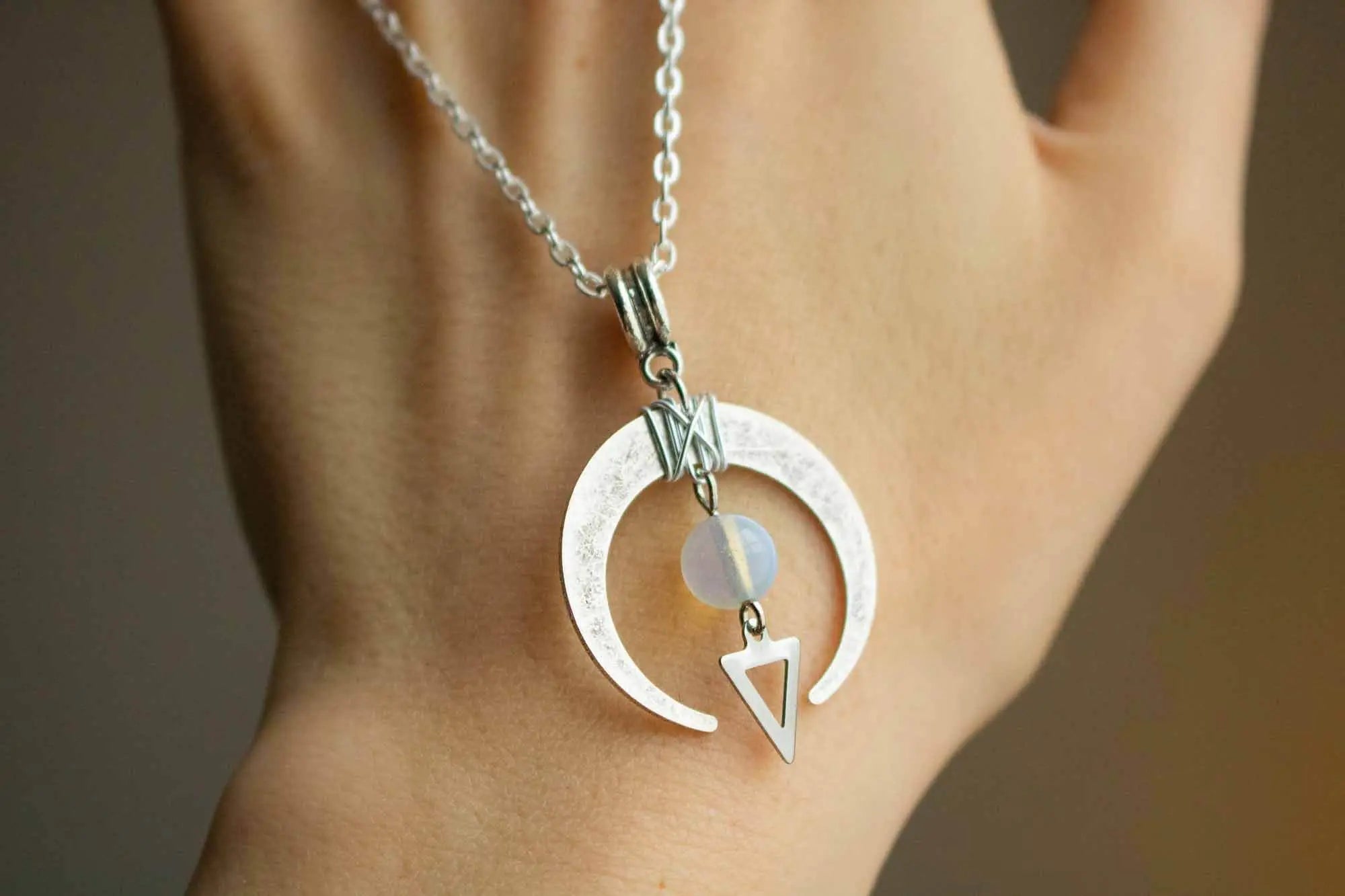 Pendentif argenté croissante de Lune et Opaline lunamanashop