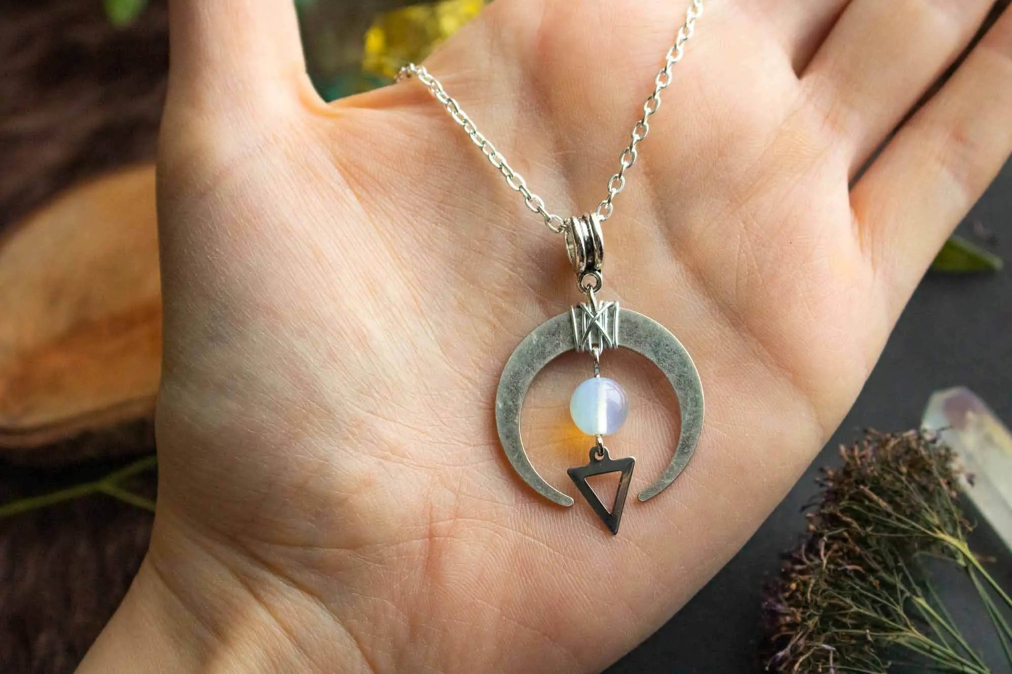 Pendentif argenté croissante de Lune et Opaline lunamanashop