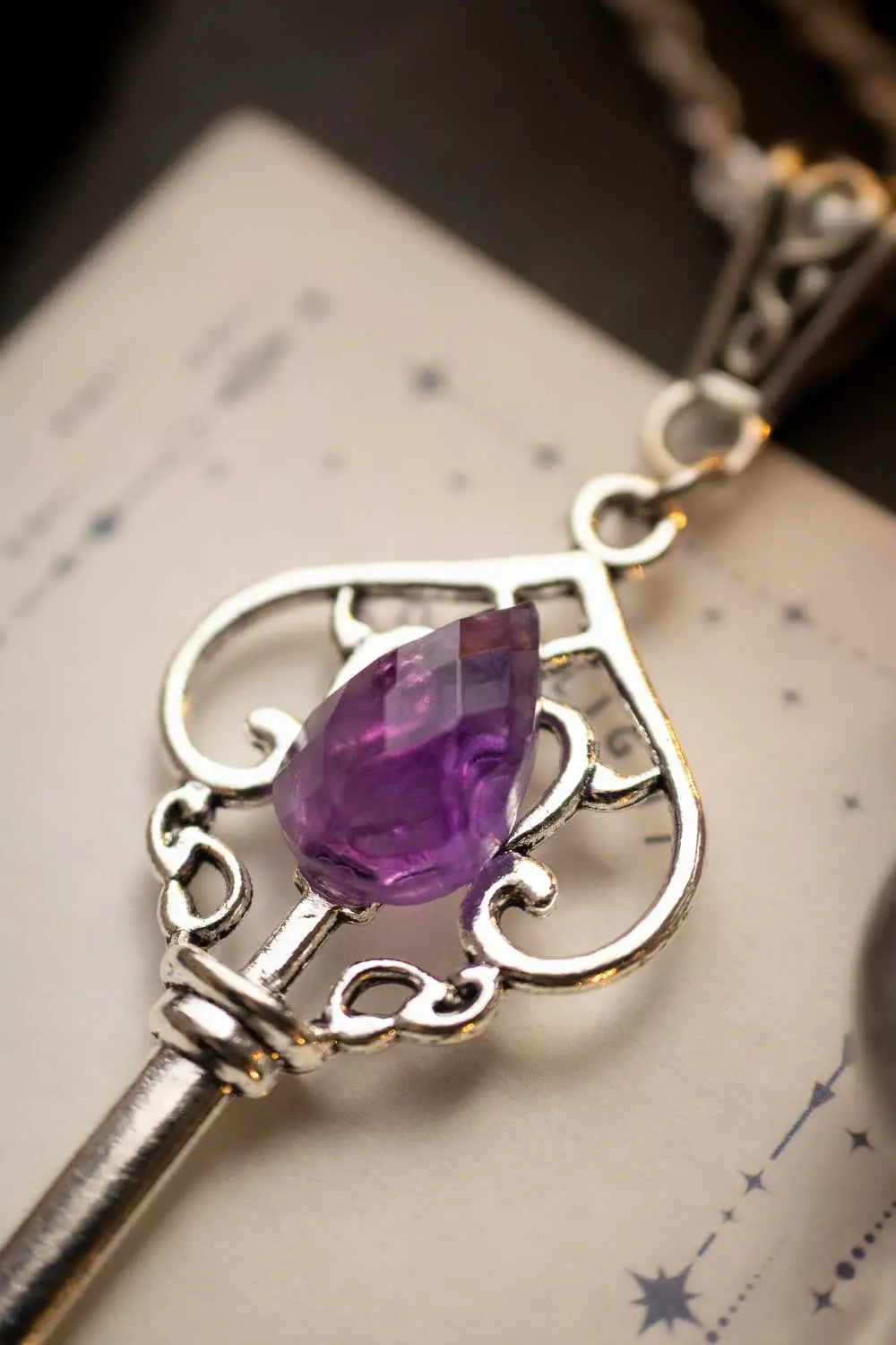Pendentif Clé des Rêves en améthyste facettée et chaîne argentée lunamanashop