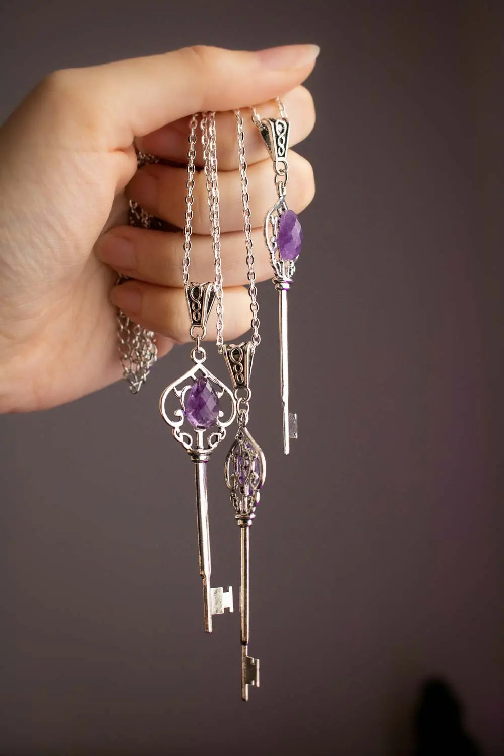 Pendentif Clé des Rêves en améthyste facettée et chaîne argentée lunamanashop