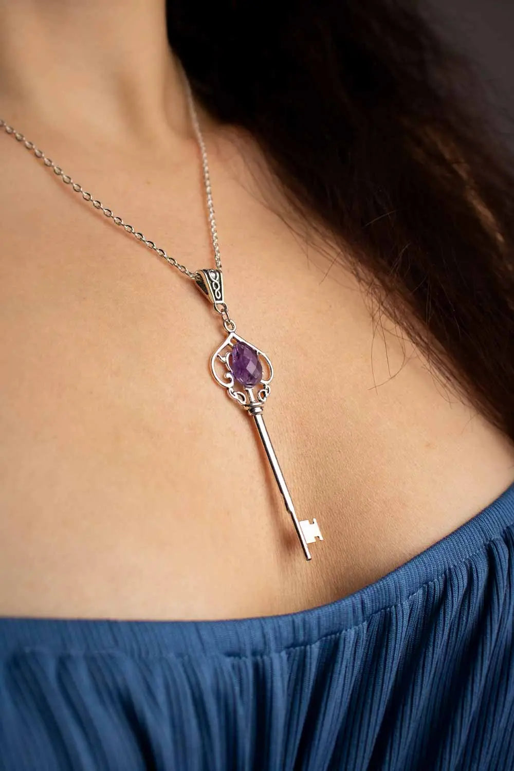 Pendentif Clé des Rêves en améthyste facettée et chaîne argentée lunamanashop