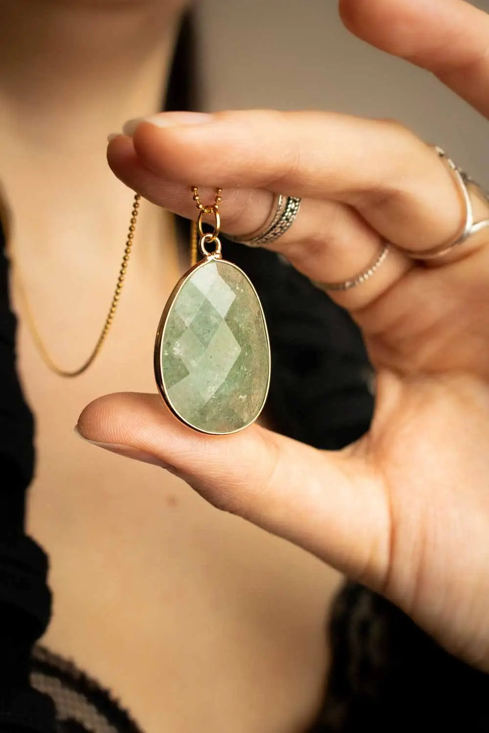 Pendentif en Jade Tulene et chaîne en laiton doré lunamanashop