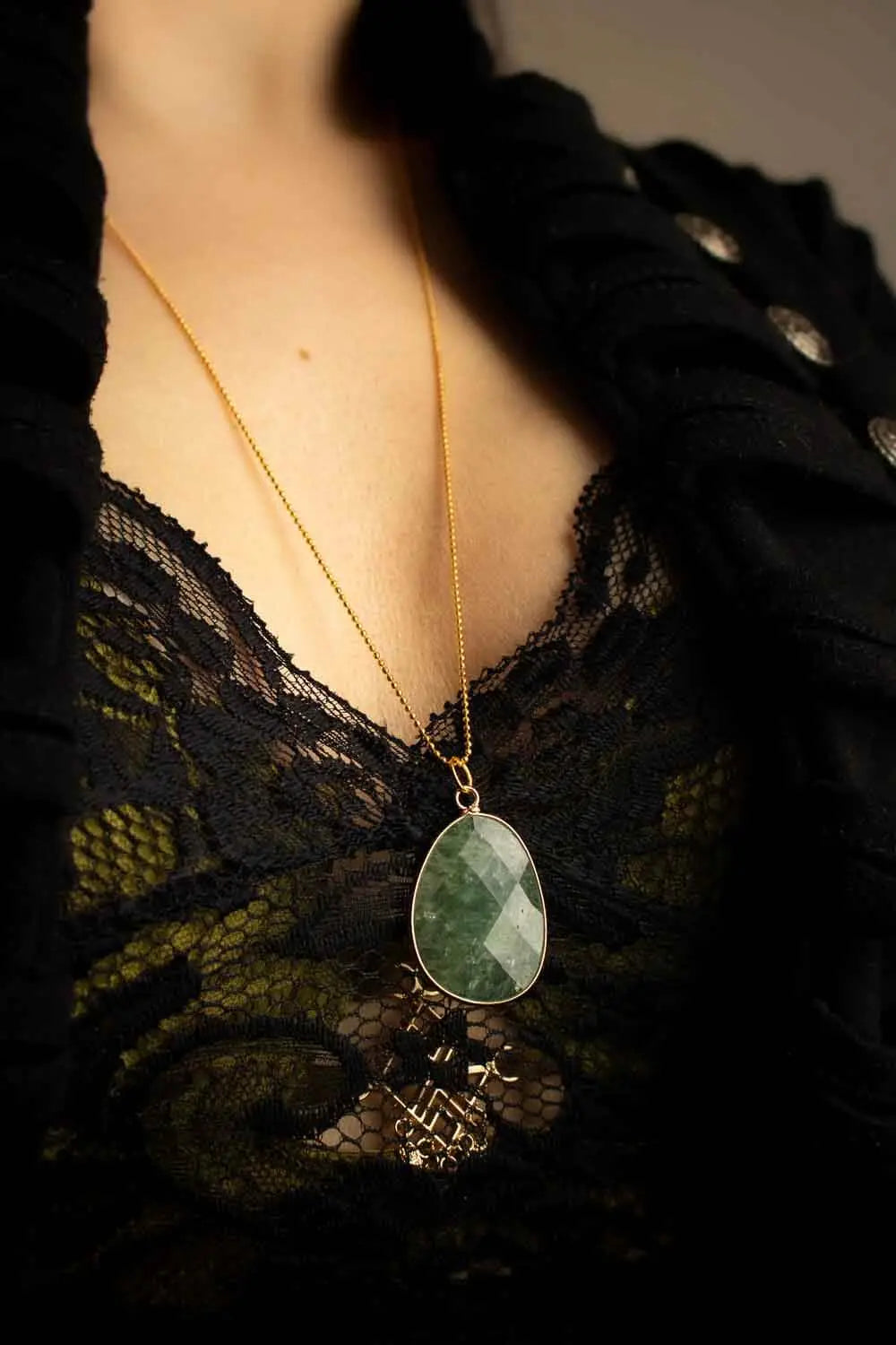 Pendentif en Jade Tulene et chaîne en laiton doré lunamanashop