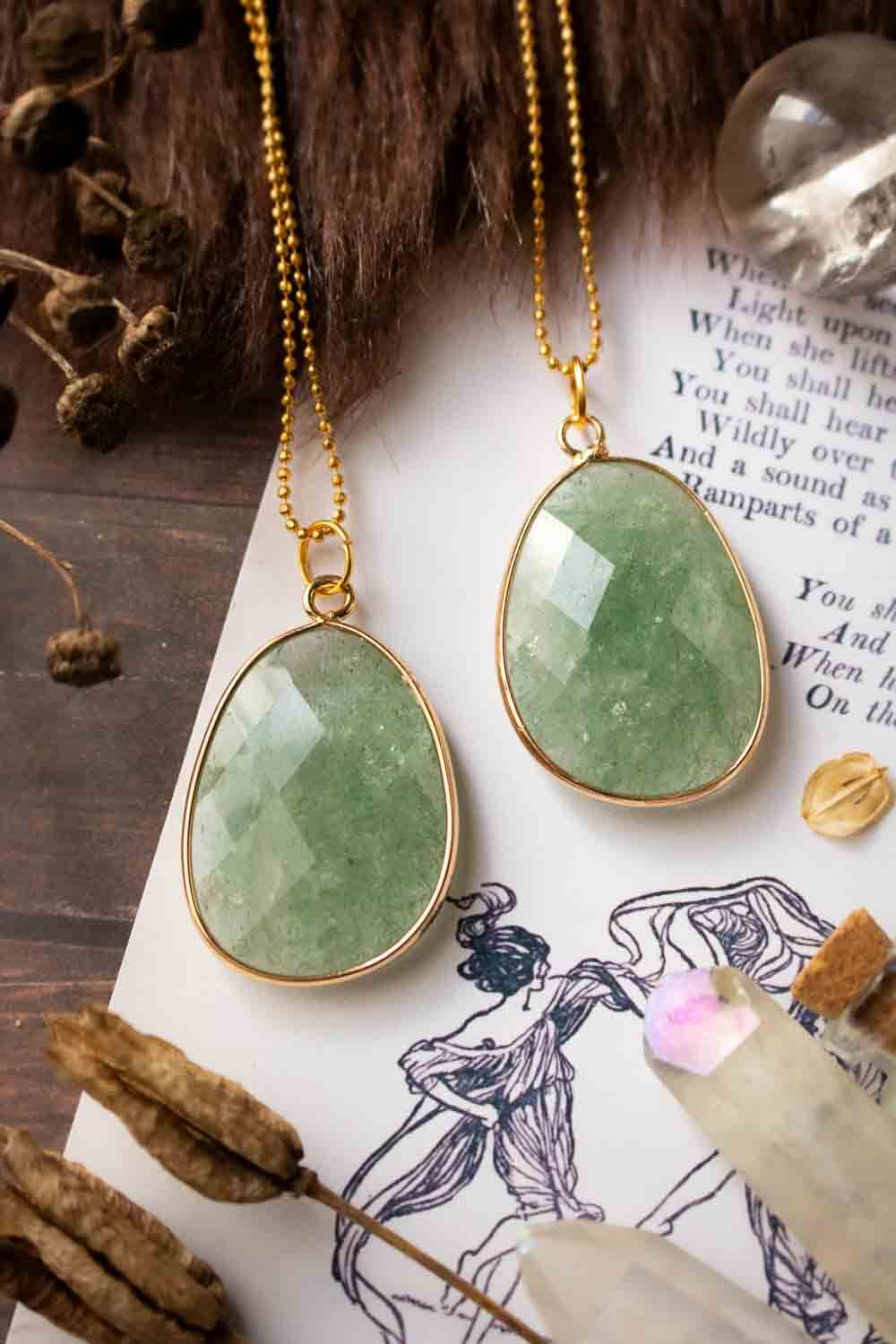 Pendentif en Jade Tulene et chaîne en laiton doré lunamanashop