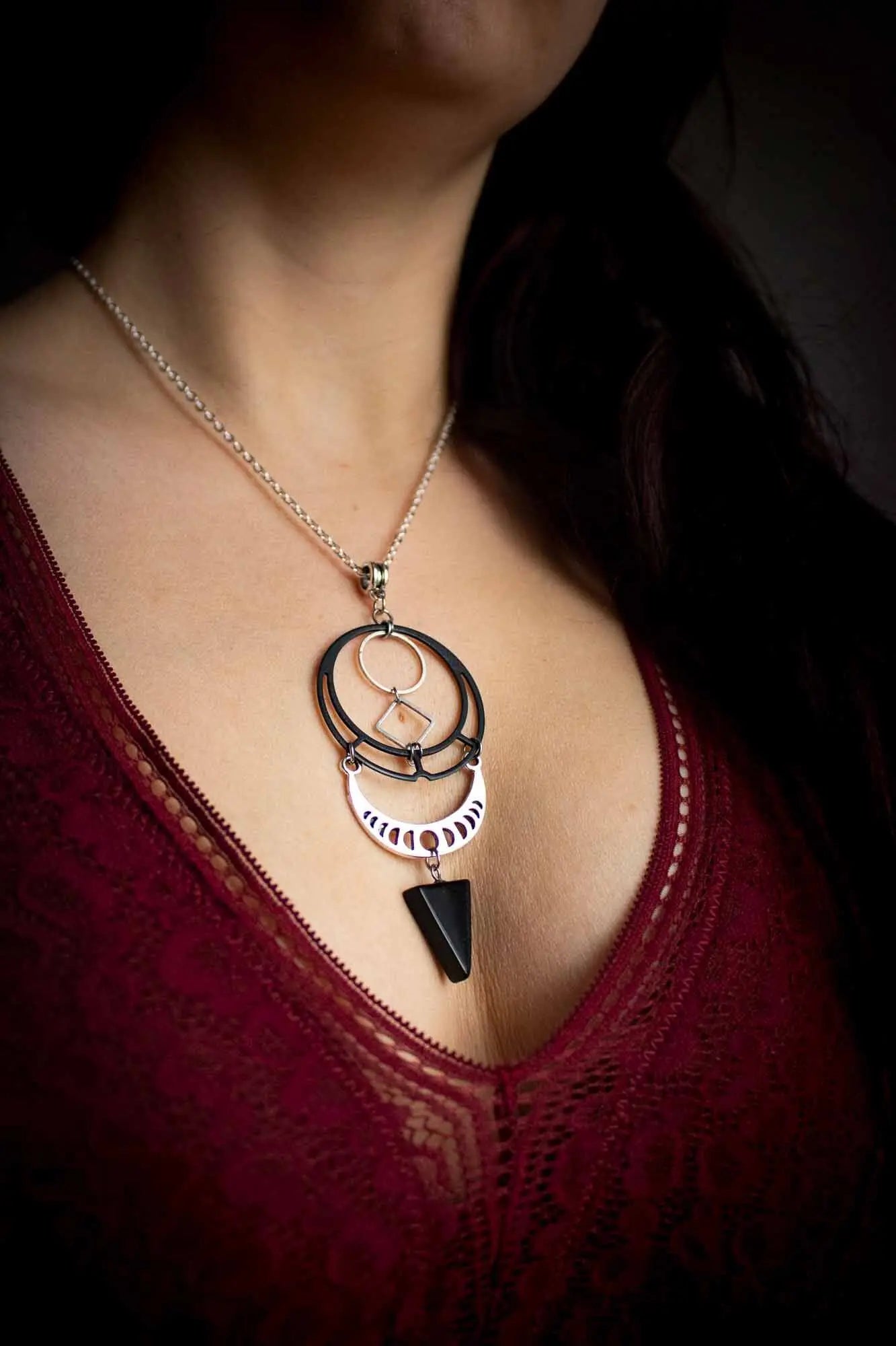 Pendentif en Obsidienne Sombre Rune Céleste lunamanashop