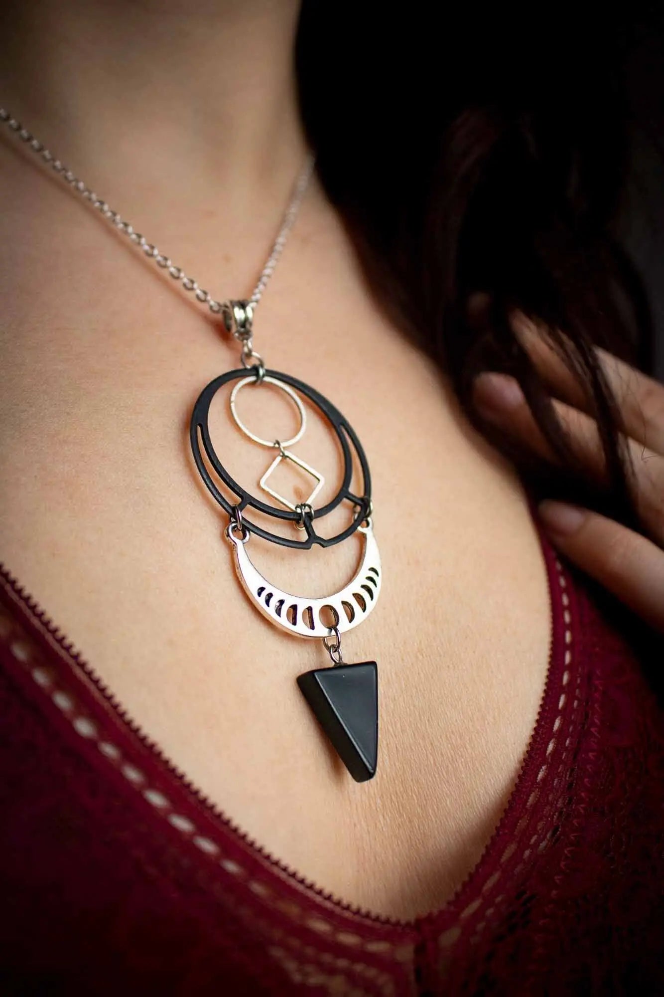 Pendentif en Obsidienne Sombre Rune Céleste lunamanashop