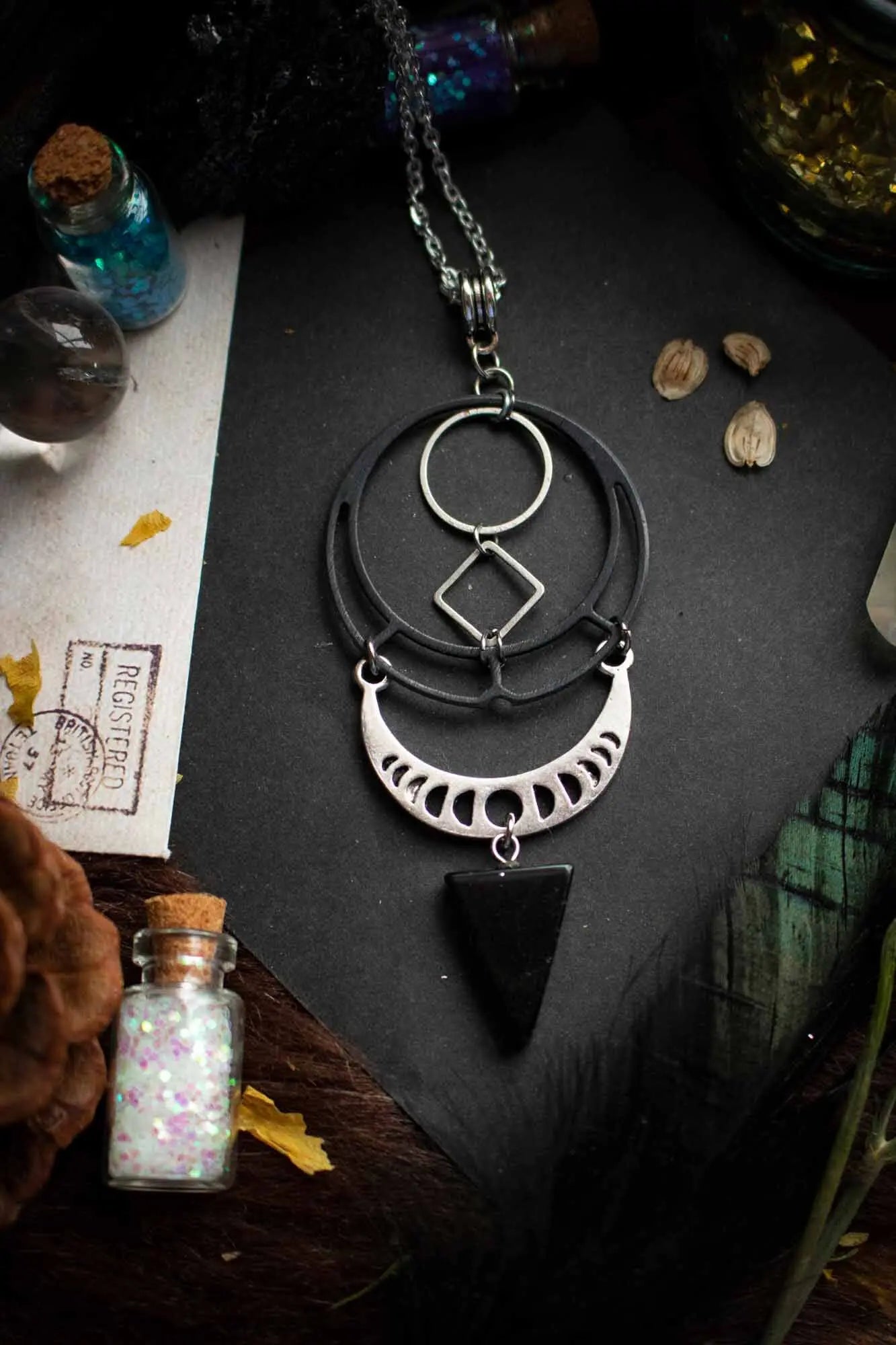 Pendentif en Obsidienne Sombre Rune Céleste lunamanashop