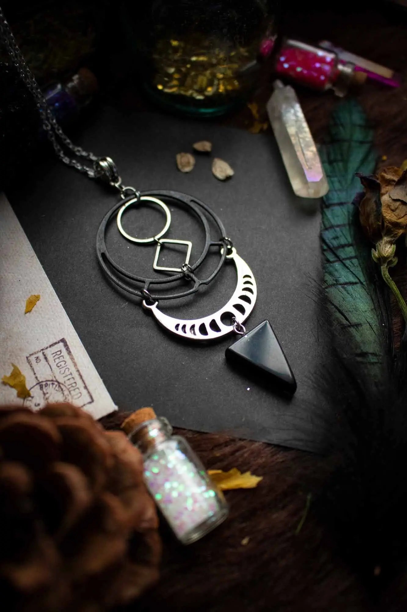 Pendentif en Obsidienne Sombre Rune Céleste lunamanashop