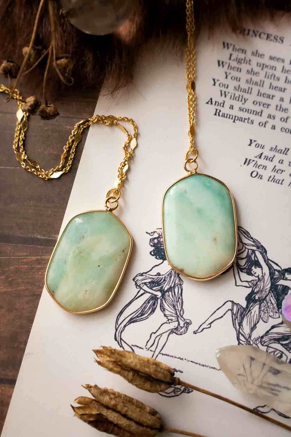 Pendentif en amazonite Thethys chaîne en laiton doré lunamanashop