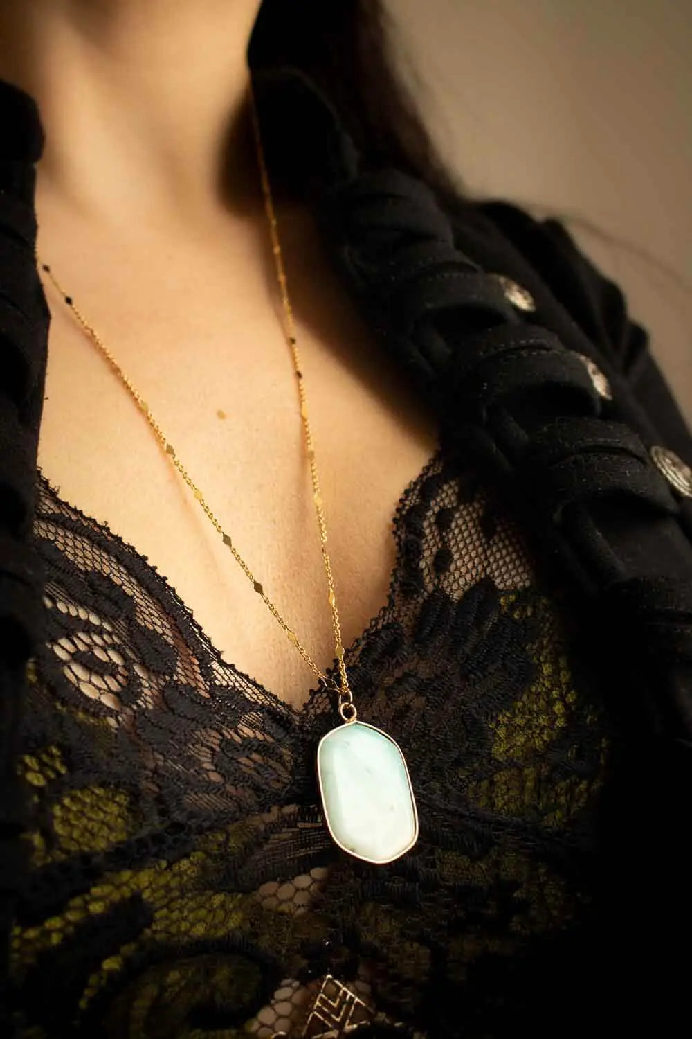 Pendentif en amazonite Thethys chaîne en laiton doré lunamanashop