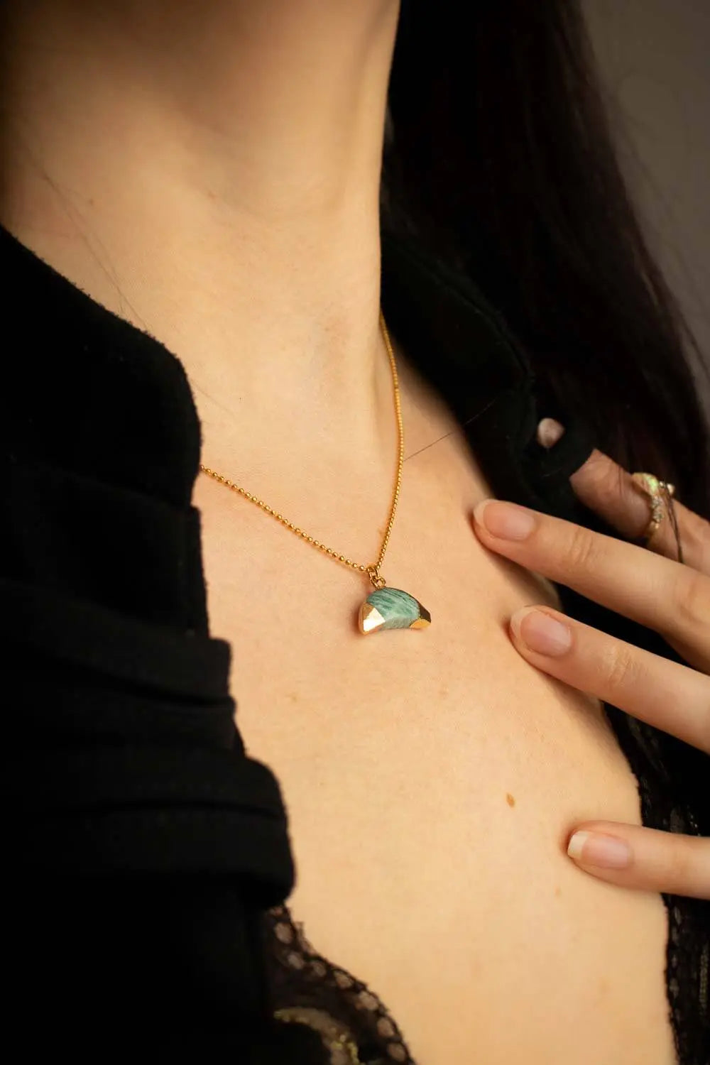 Pendentif Vaeri en amazonite et chaîne en laiton doré lunamanashop