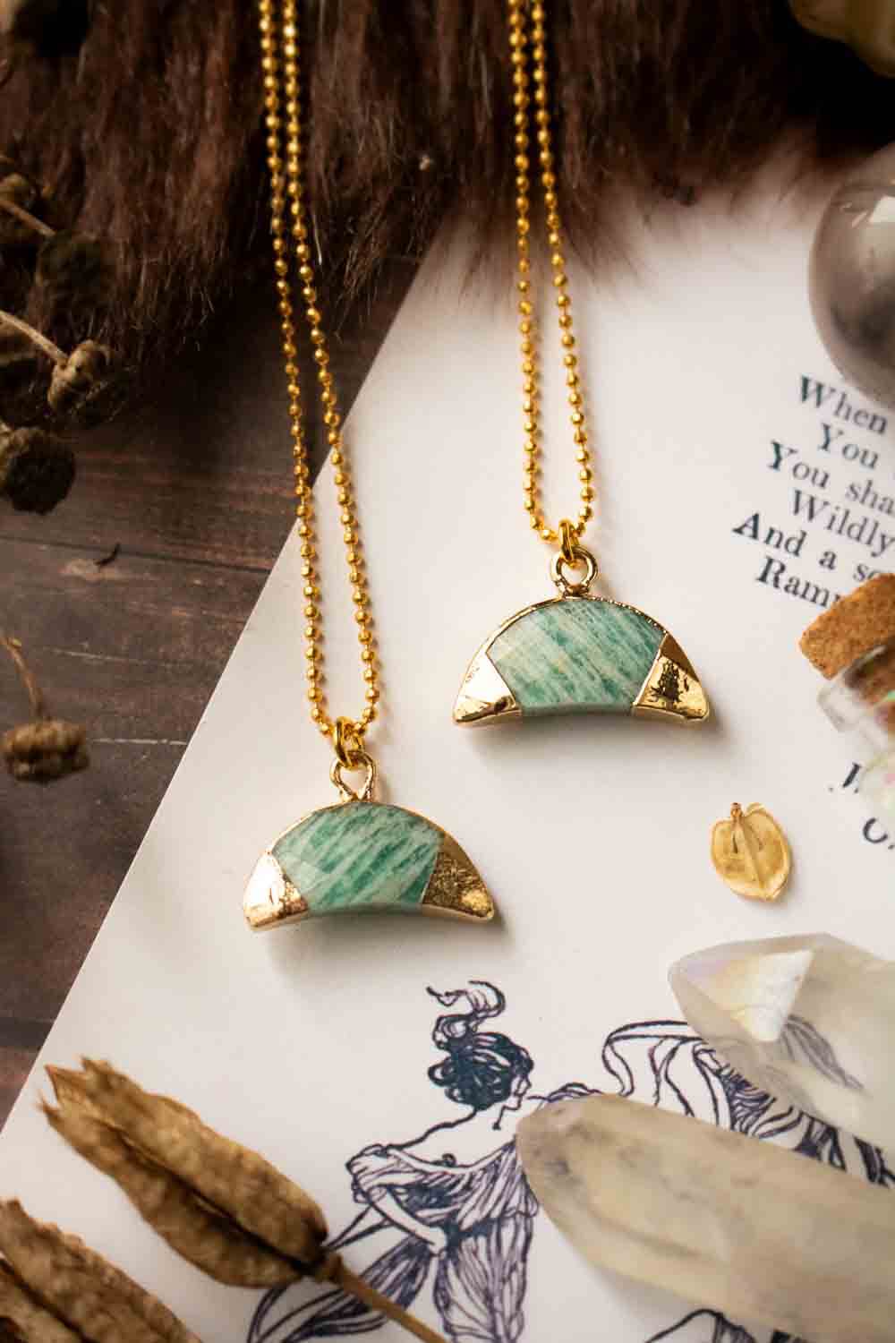 Pendentif Vaeri en amazonite et chaîne en laiton doré lunamanashop
