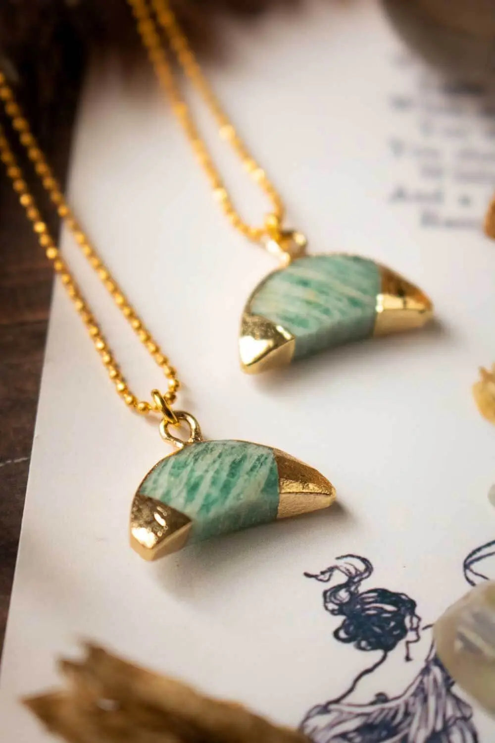 Pendentif Vaeri en amazonite et chaîne en laiton doré lunamanashop