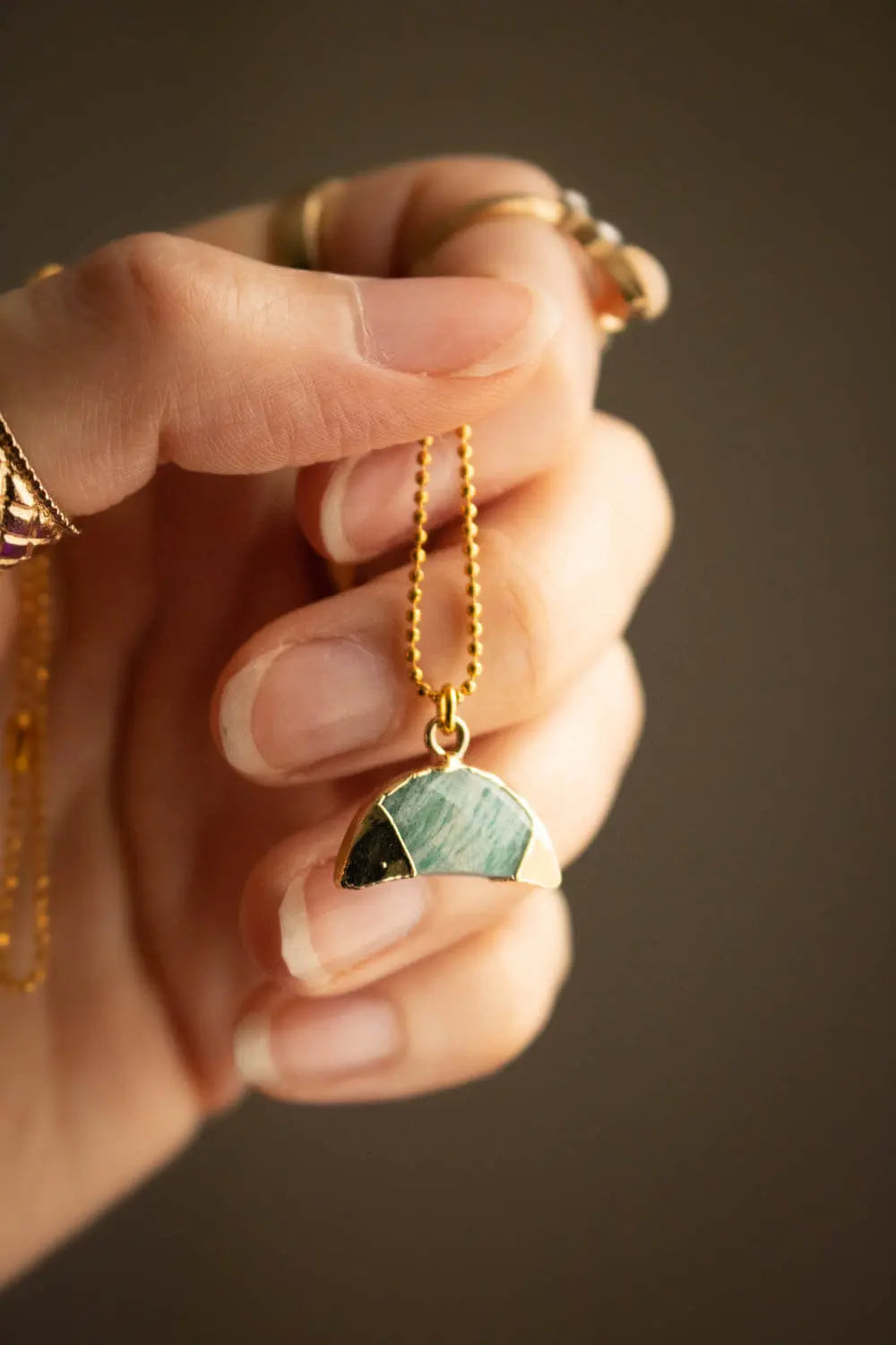 Pendentif Vaeri en amazonite et chaîne en laiton doré lunamanashop