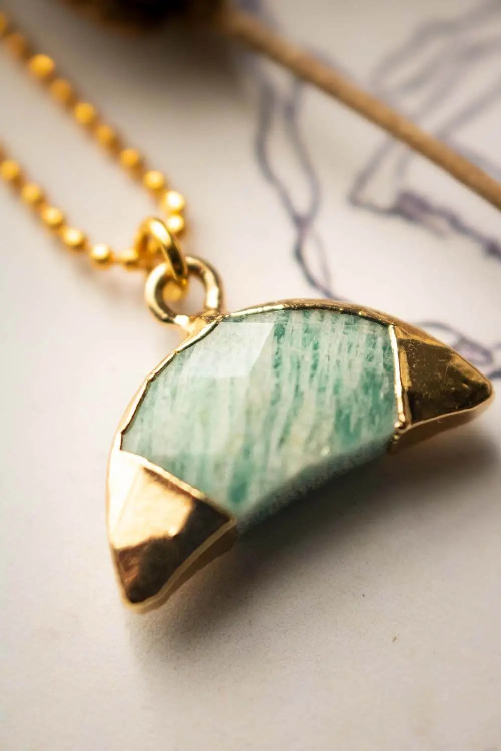Pendentif Vaeri en amazonite et chaîne en laiton doré lunamanashop